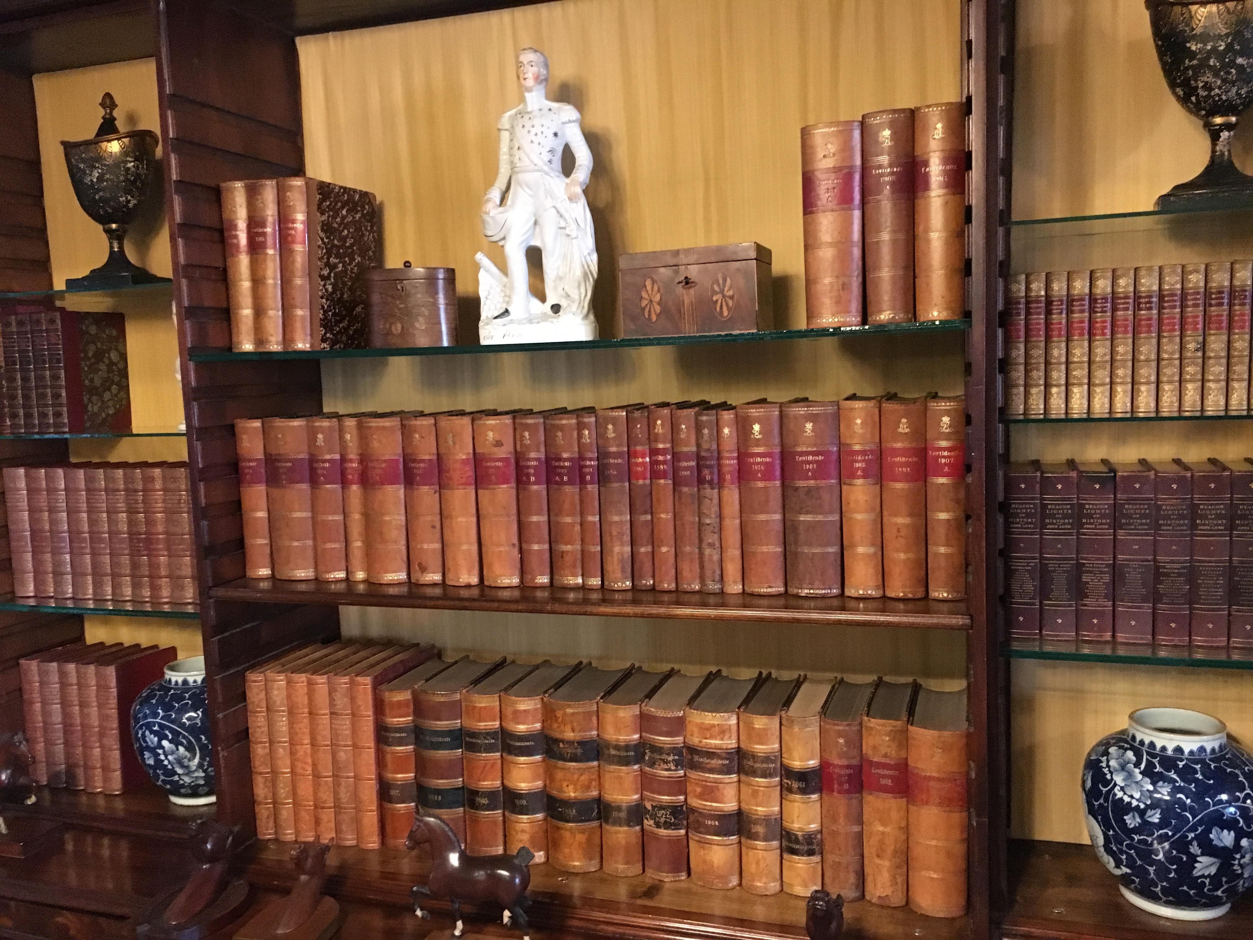 Neue Lieferung von verschiedenen ledergebundenen Büchern:: Preis pro Buch. Englisch im Zustand „Gut“ im Angebot in Buchanan, MI