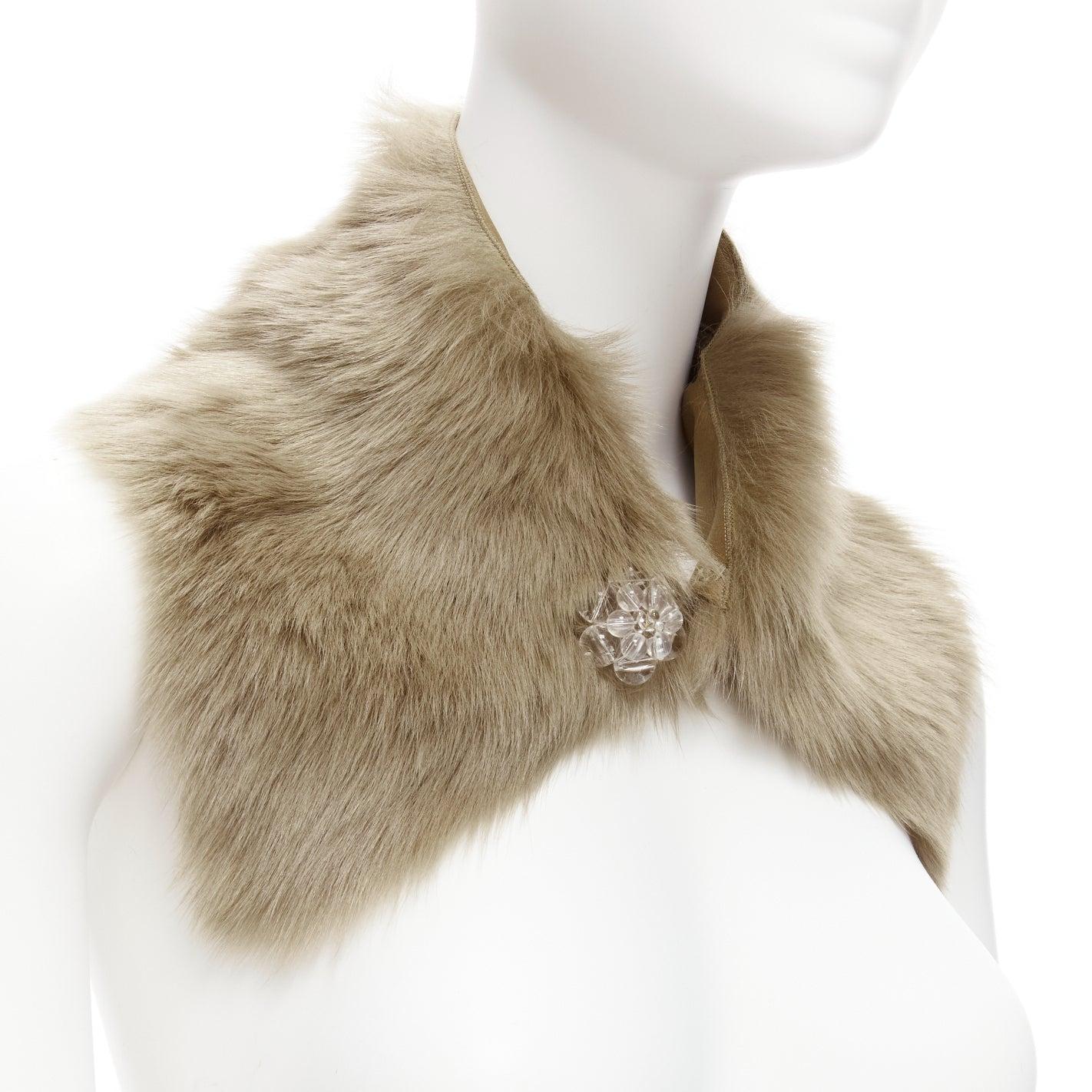 new SIMONE ROCHA brown genuine fur leather clear bead embellished collar
Reference: SNKO/A00352
Brand: Simone Rocha
Material: Fur, Plastic
Color: Brown, Clear
Pattern: Solid
Closure: Button
Lining: Brown Leather
Extra Details: Clear bead embellished