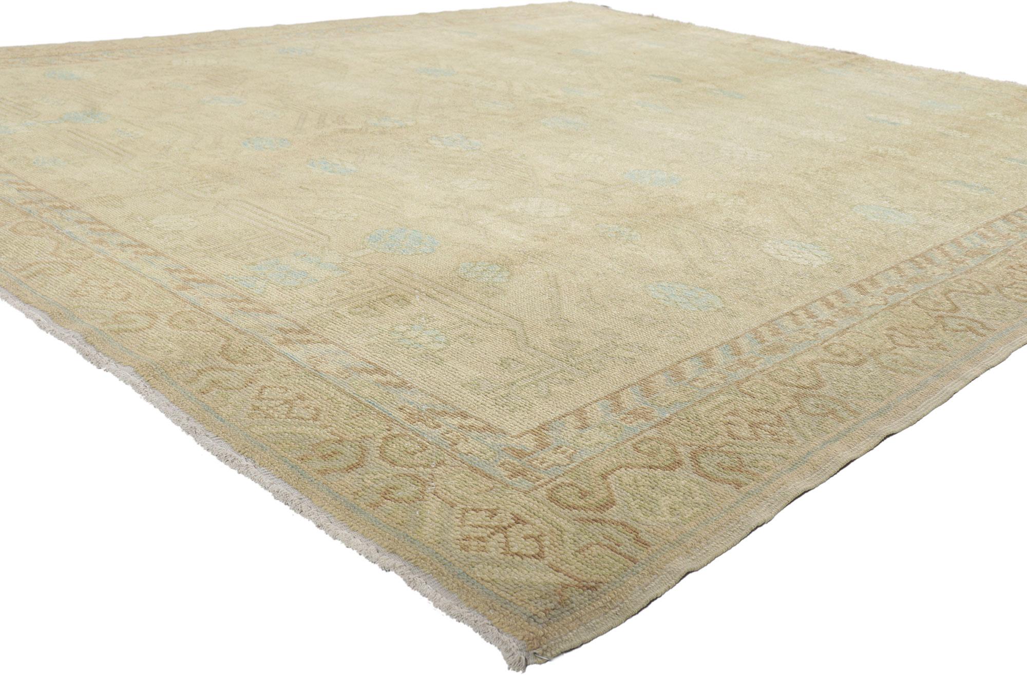 51624 New Soft Earth-Tone Turkish Khotan Rug, 08'06 x 09'07. 
Dieser türkische Khotan-Teppich aus handgeknüpfter Wolle besticht durch seinen zeitlosen Stil und seine unglaubliche Detailtreue und Textur und ist eine fesselnde Vision gewebter