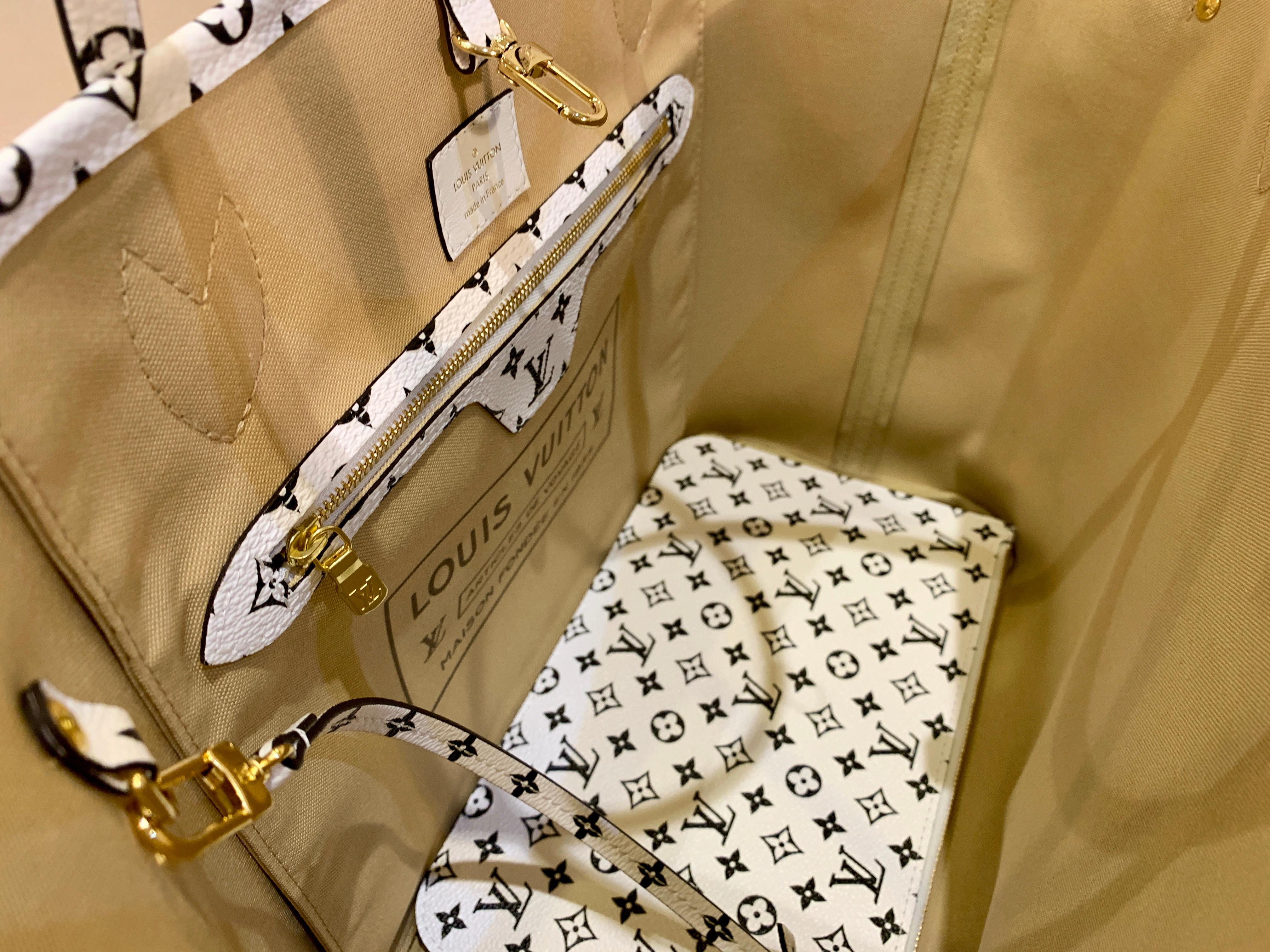 New Sold Out Louis Vuitton NEVERFULL MM Khaki/Beige Ladies Tote Bag Summer 2019 In New Condition In Tustin, CA
