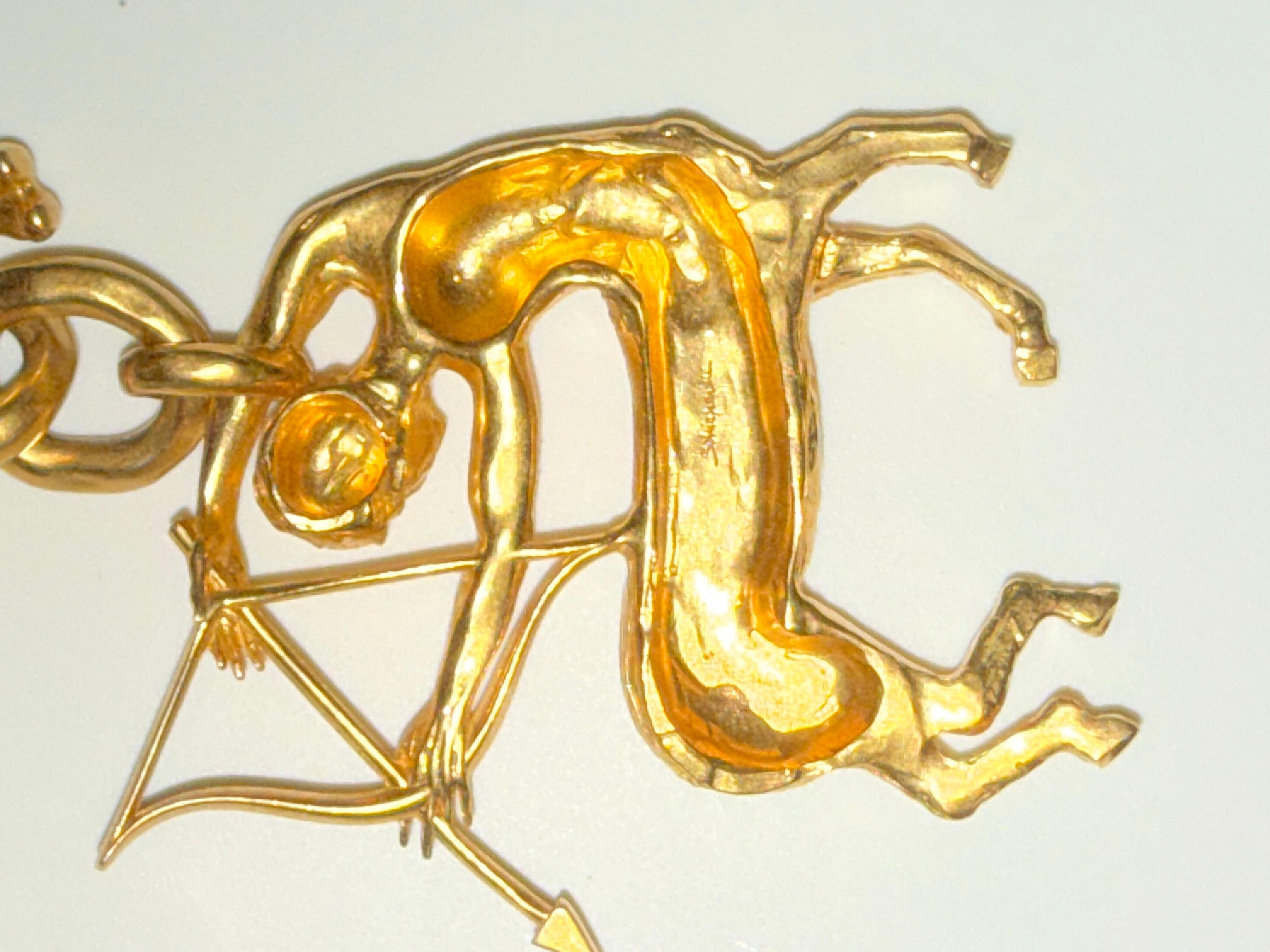 Rare collier en or de grande collection de Schiaparelli présentant un pendentif en forme d'archer du Sagittaire dans un design surdimensionné qui fait sensation. Les détails complexes et sculpturaux incarnent l'élégance surréaliste et le flair