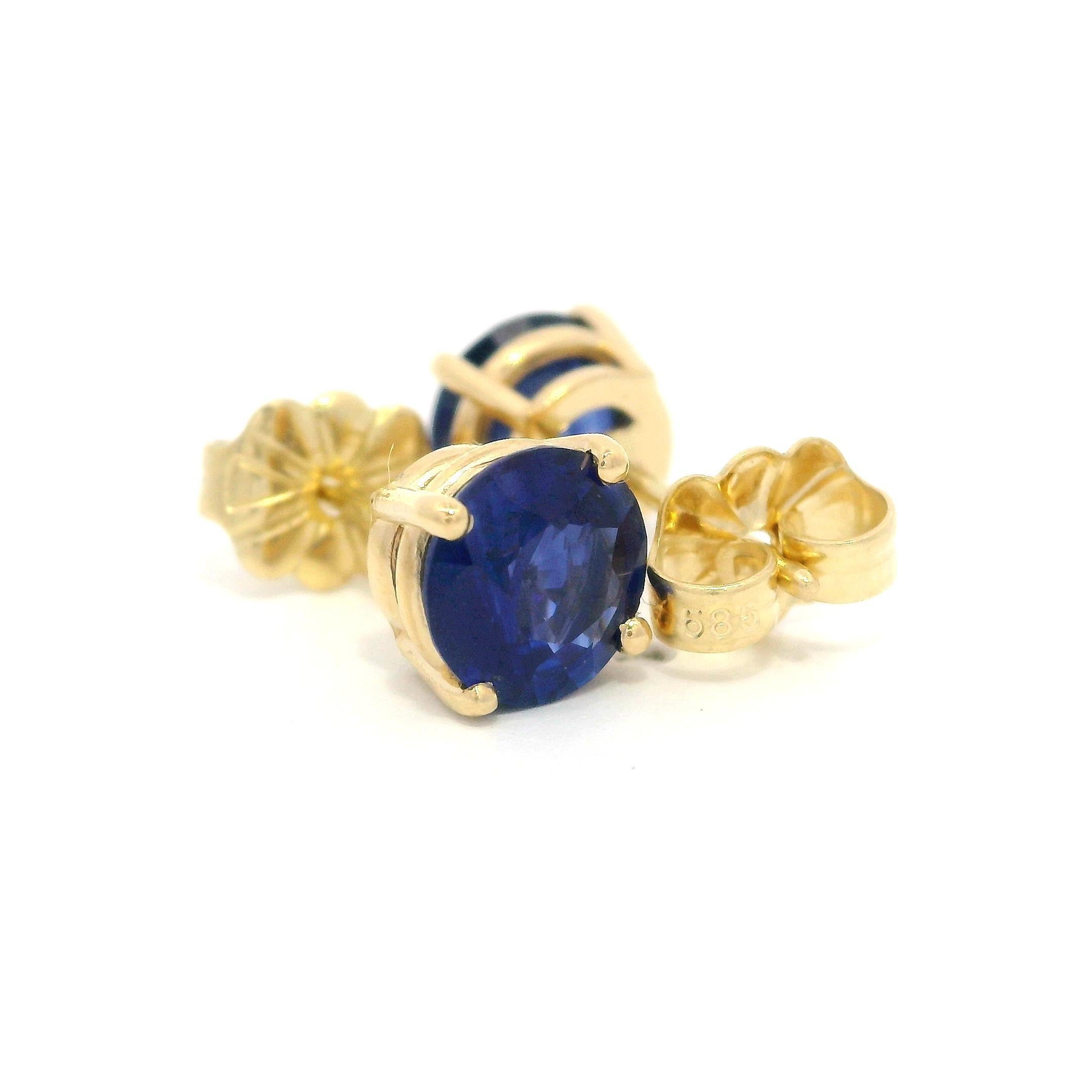--Stein(e):--
(2) Natürliche echte Saphire - runder Brillantschliff - Zinkenbesatz - Farbe Königsblau - je 6mm (ca.) - 1,71ctw (genau)

MATERIAL: 14k Massiv Gelbgold
Gewicht: 1.39 Gramm
Rückseite: Post Backs w/ Butterfly Closures (Ohrlöcher sind