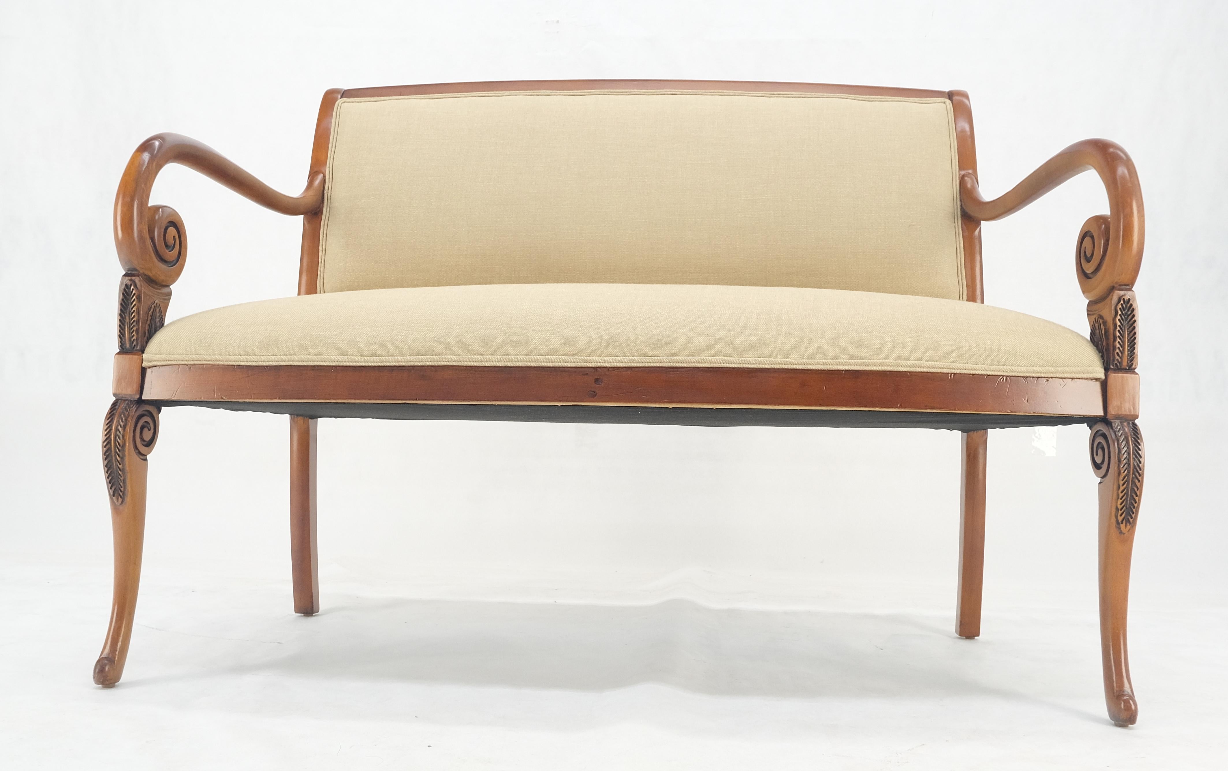 New Solid Linen Upholstery Antique Louis Phillips Style Carved Maple Loveseat (Tappezzeria in lino massiccio) in vendita 5
