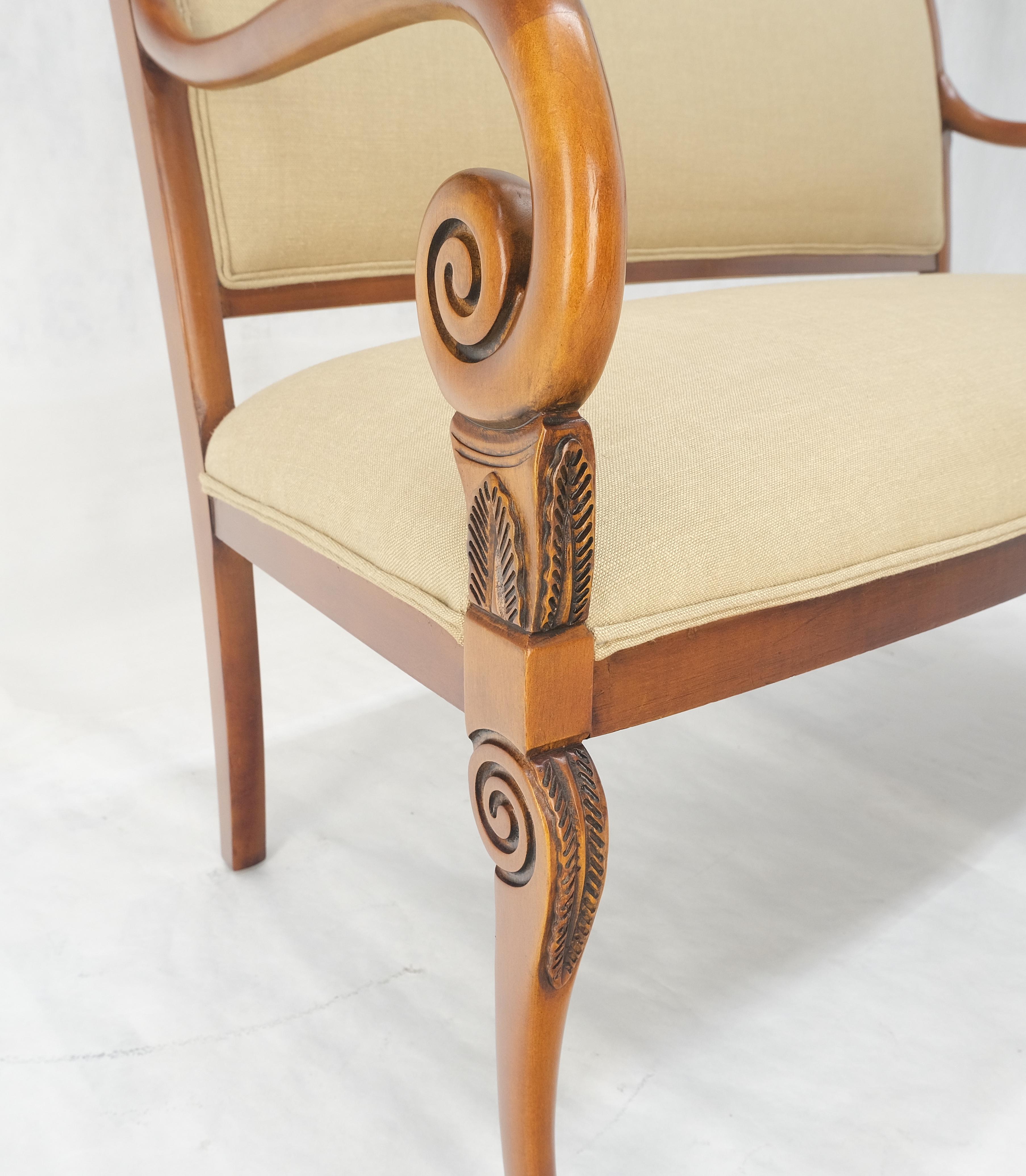Mid-Century moderno New Solid Linen Upholstery Antique Louis Phillips Style Carved Maple Loveseat (Tappezzeria in lino massiccio) in vendita