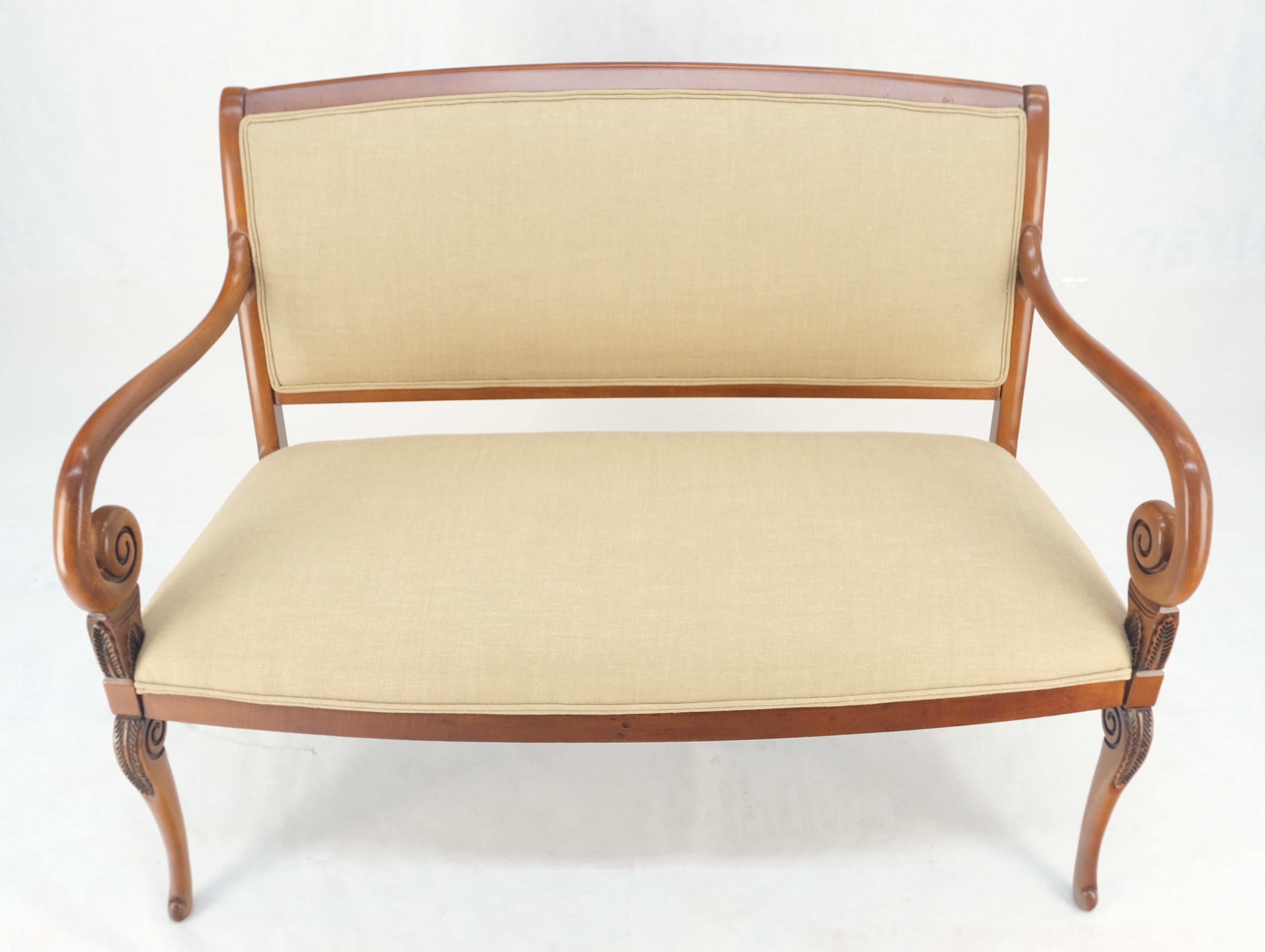 Americano New Solid Linen Upholstery Antique Louis Phillips Style Carved Maple Loveseat (Tappezzeria in lino massiccio) in vendita