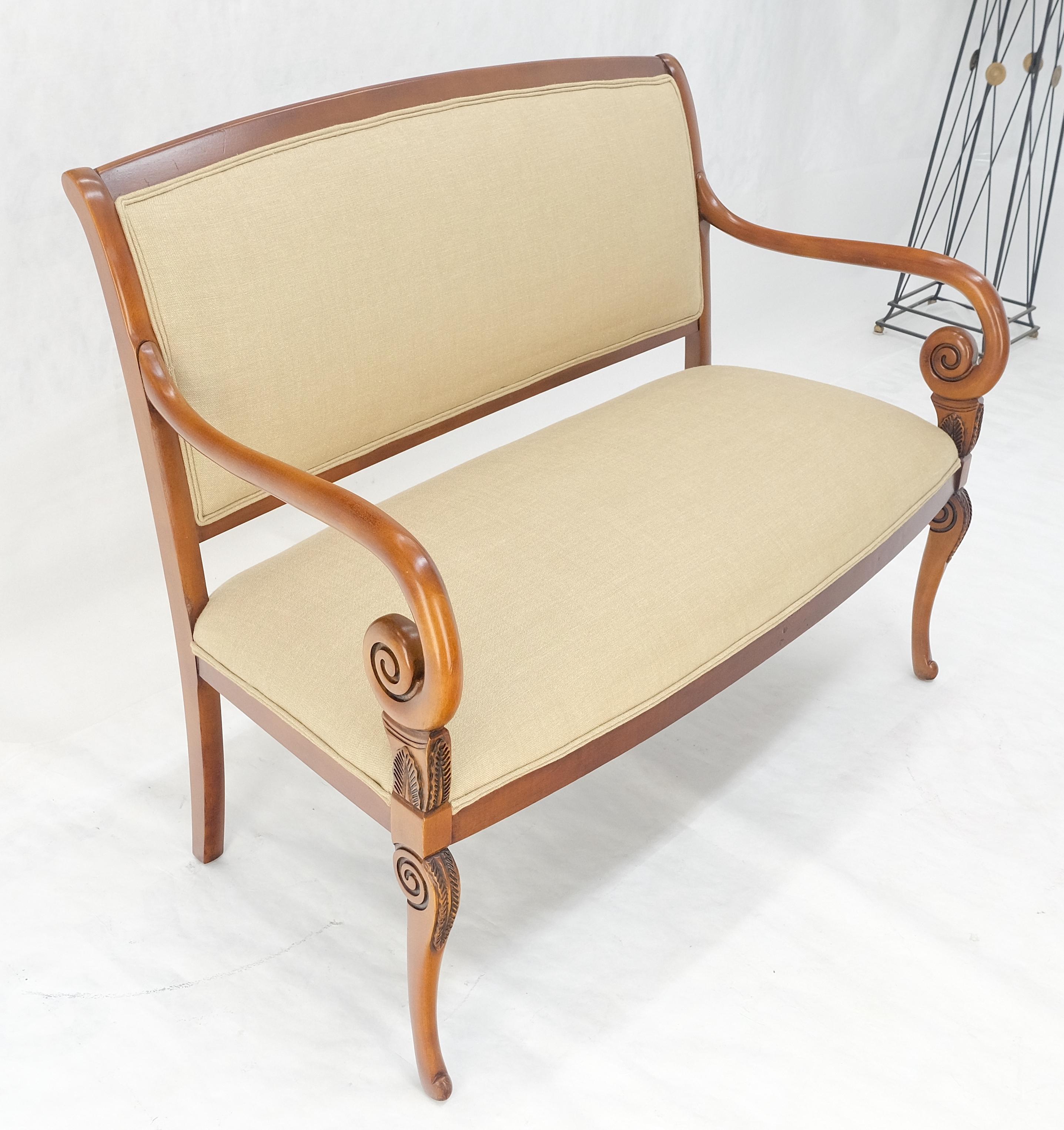 New Solid Linen Upholstery Antique Louis Phillips Style Carved Maple Loveseat (Tappezzeria in lino massiccio) In condizioni buone in vendita a Rockaway, NJ