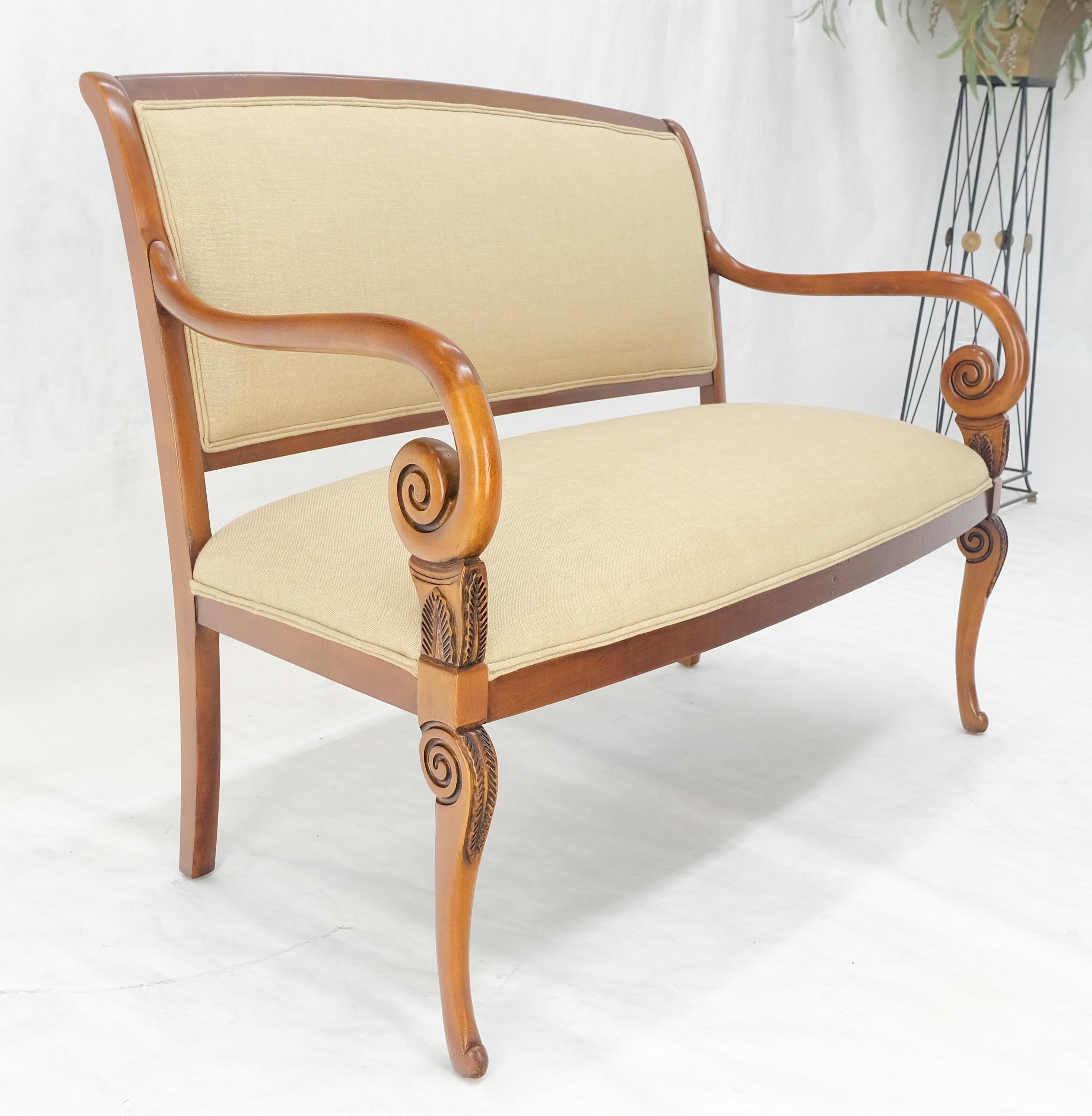 XX secolo New Solid Linen Upholstery Antique Louis Phillips Style Carved Maple Loveseat (Tappezzeria in lino massiccio) in vendita