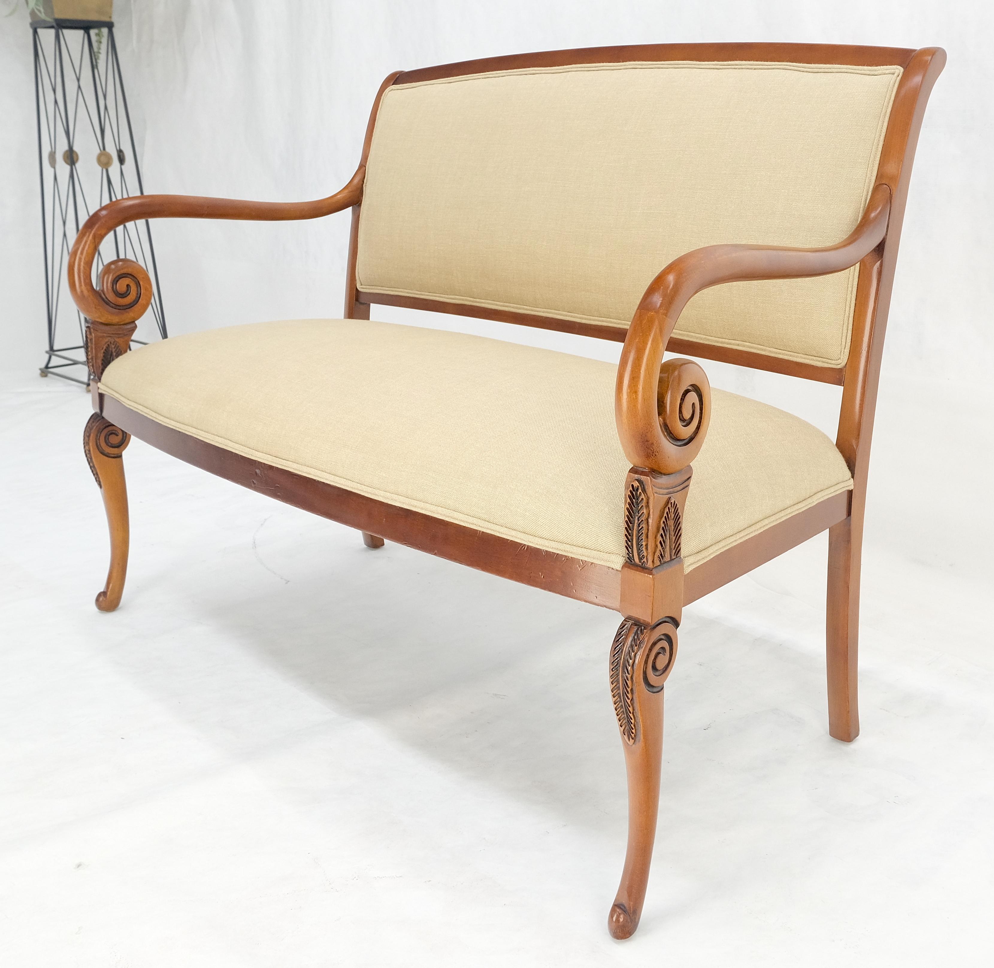 New Solid Linen Upholstery Antique Louis Phillips Style Carved Maple Loveseat (Tappezzeria in lino massiccio) in vendita 1