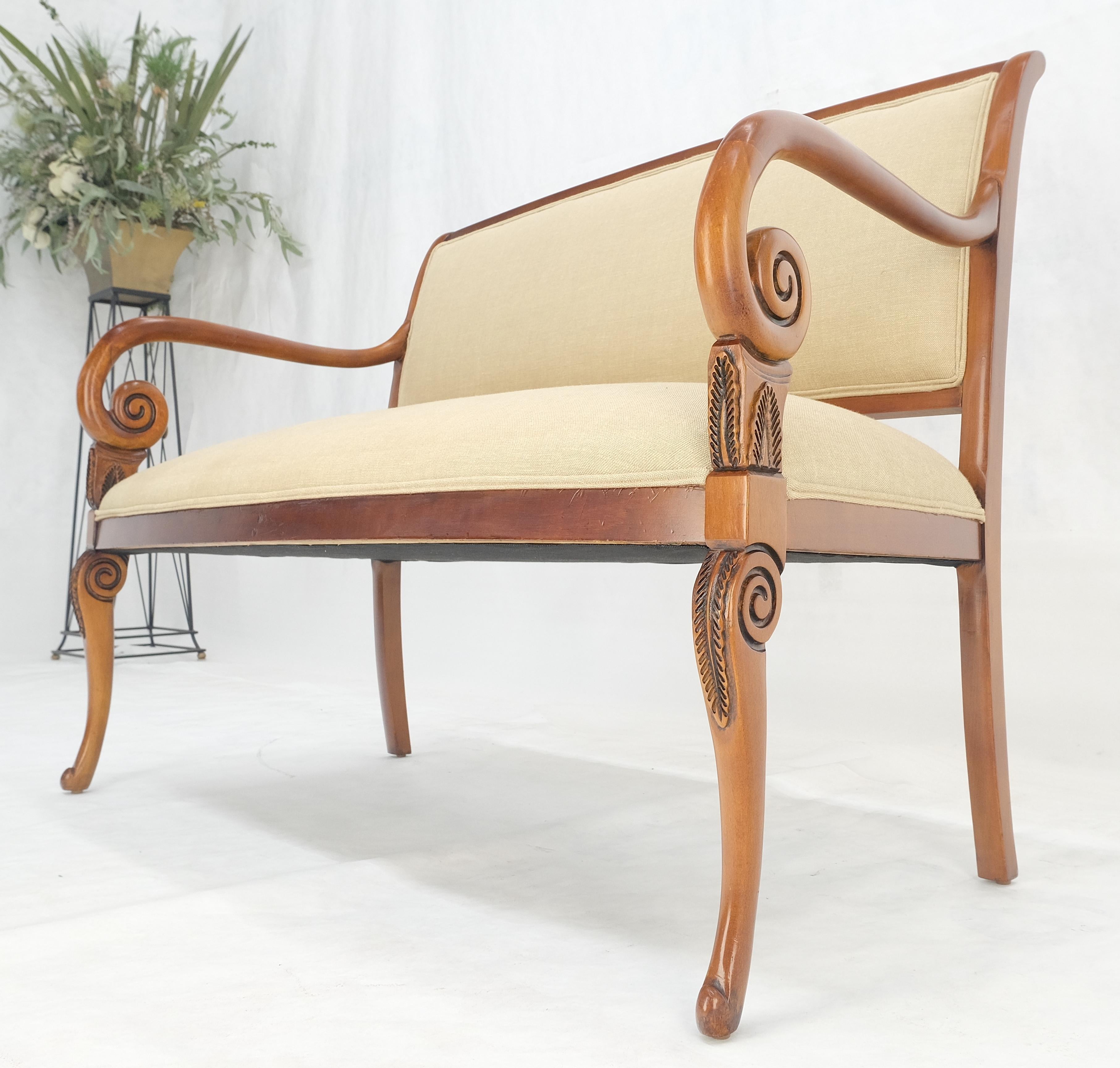 New Solid Linen Upholstery Antique Louis Phillips Style Carved Maple Loveseat (Tappezzeria in lino massiccio) in vendita 2