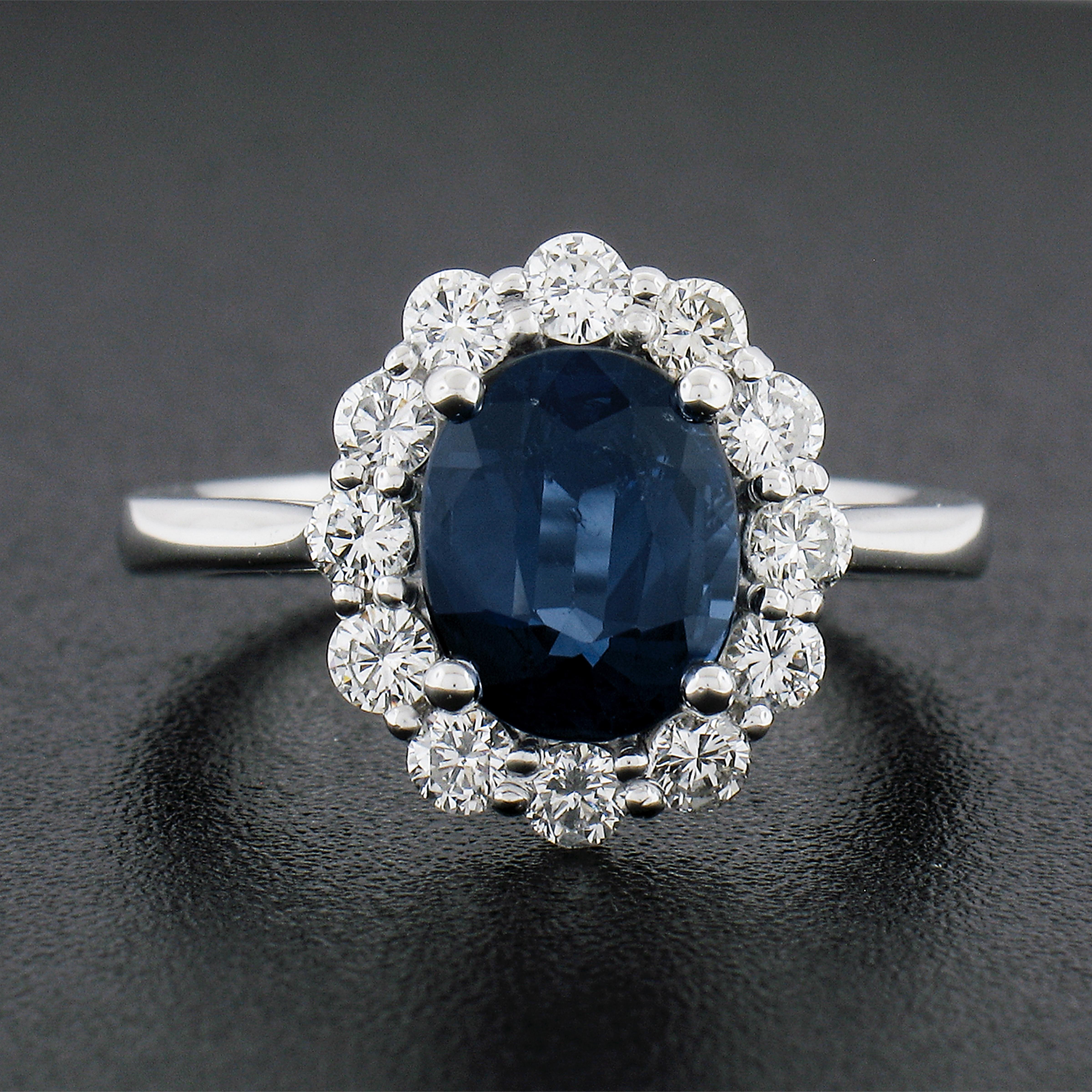 Taille ovale Bague neuve en platine massif 3.25 ctw GIA, saphir bleu ovale et halo de diamants ronds en vente
