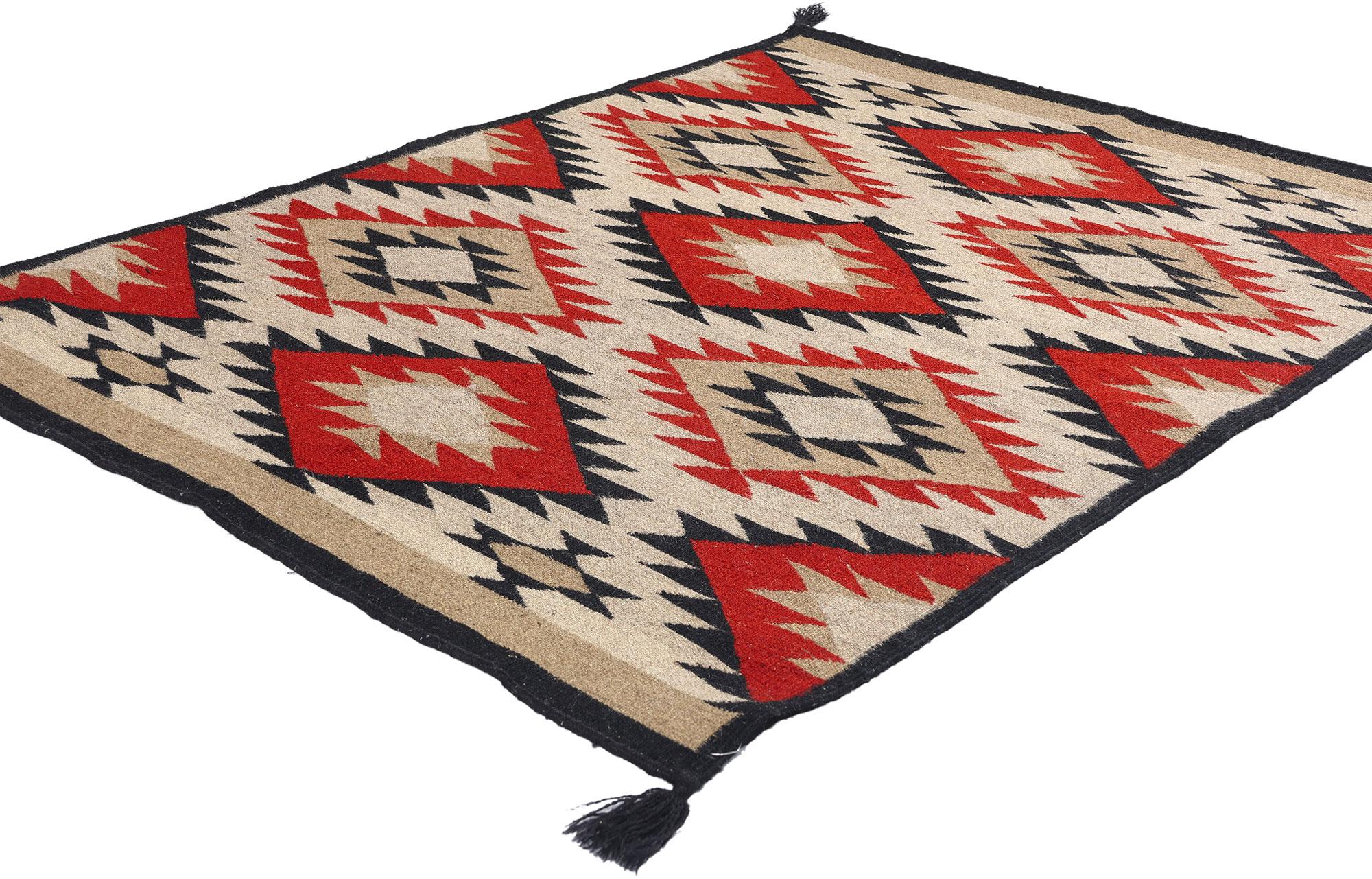 81121 New Southwest Modern Kilim Rug, 03'09 x 05'01. Questo tappeto kilim in stile Navajo moderno e del sud-ovest, tessuto a mano, trae ispirazione dagli iconici tappeti Eye Dazzler e Red Mesa Navajo. Presenta un'accattivante disposizione di
