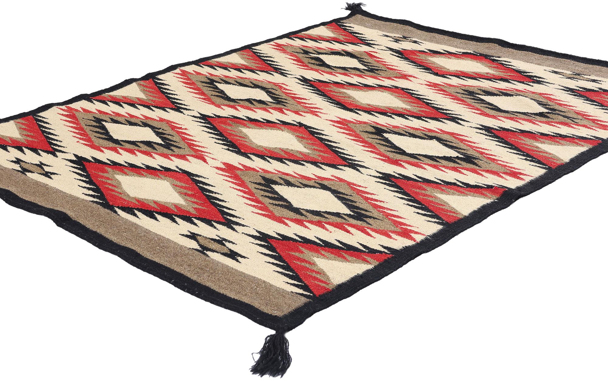81119 New Southwest Modern Eye Dazzler Tappeto in stile Navajo, 03'08 x 04'10. Questo affascinante tappeto in lana Southwest Modern Navajo, tessuto a mano, è uno splendido esempio di tessitura contemporanea che trae ispirazione dai disegni