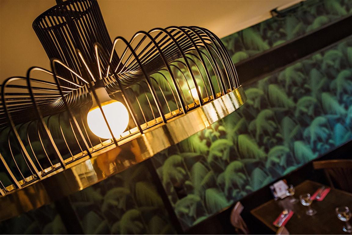 Metallo Lampada a sospensione a forma di ragno di ispirazione Art Deco in avorio e ottone lucido nero in vendita