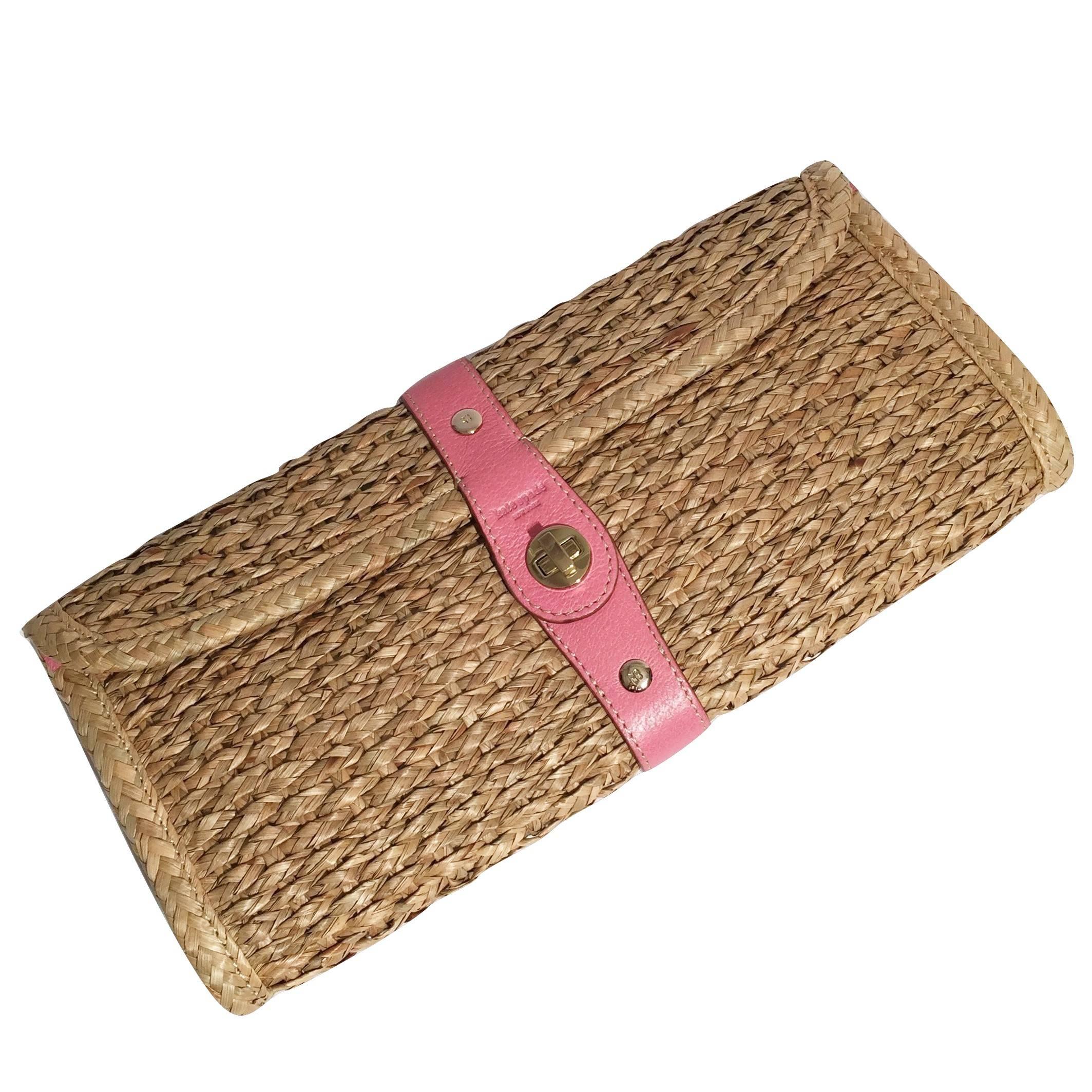 Borsa di vimini Kate Spade
Molto raro
 Dalla sua collezione primavera 2005
Questa è l'ultima collezione prima che vendesse il suo marchio a Neiman Marcus.
Nuovo di zecca
* Bella pochette di vimini dorata
* Pelle rosa 
* Hardware d'oro
* Una tasca