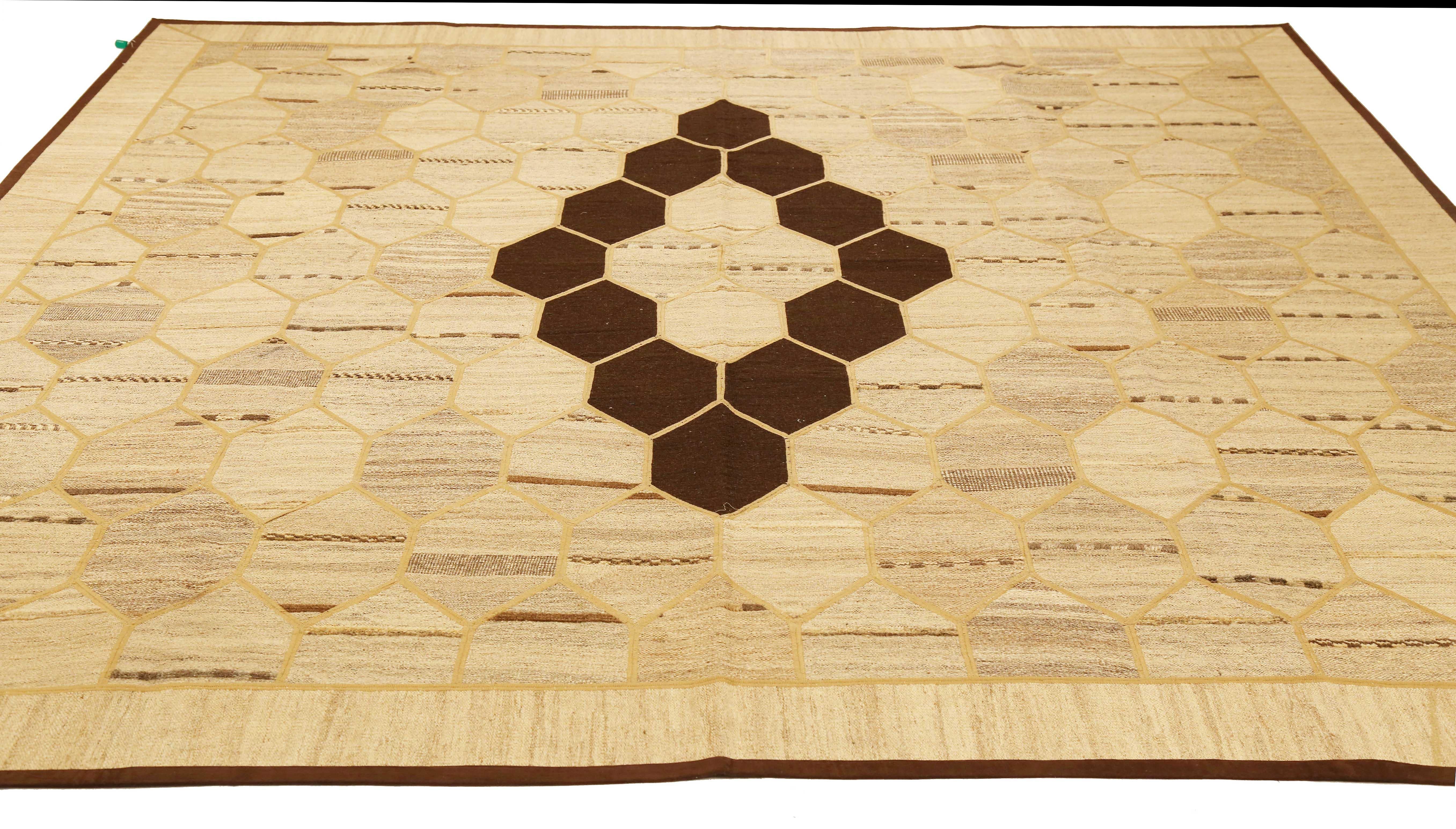 Moderner türkischer Teppich, handgewebt aus feinster Schafwolle und gefärbt mit natürlichen Pflanzenfarben, die für Menschen und Haustiere sicher sind. Es handelt sich um ein traditionelles Patch-Kilim-Flachgewebemuster mit schwarzen und grauen