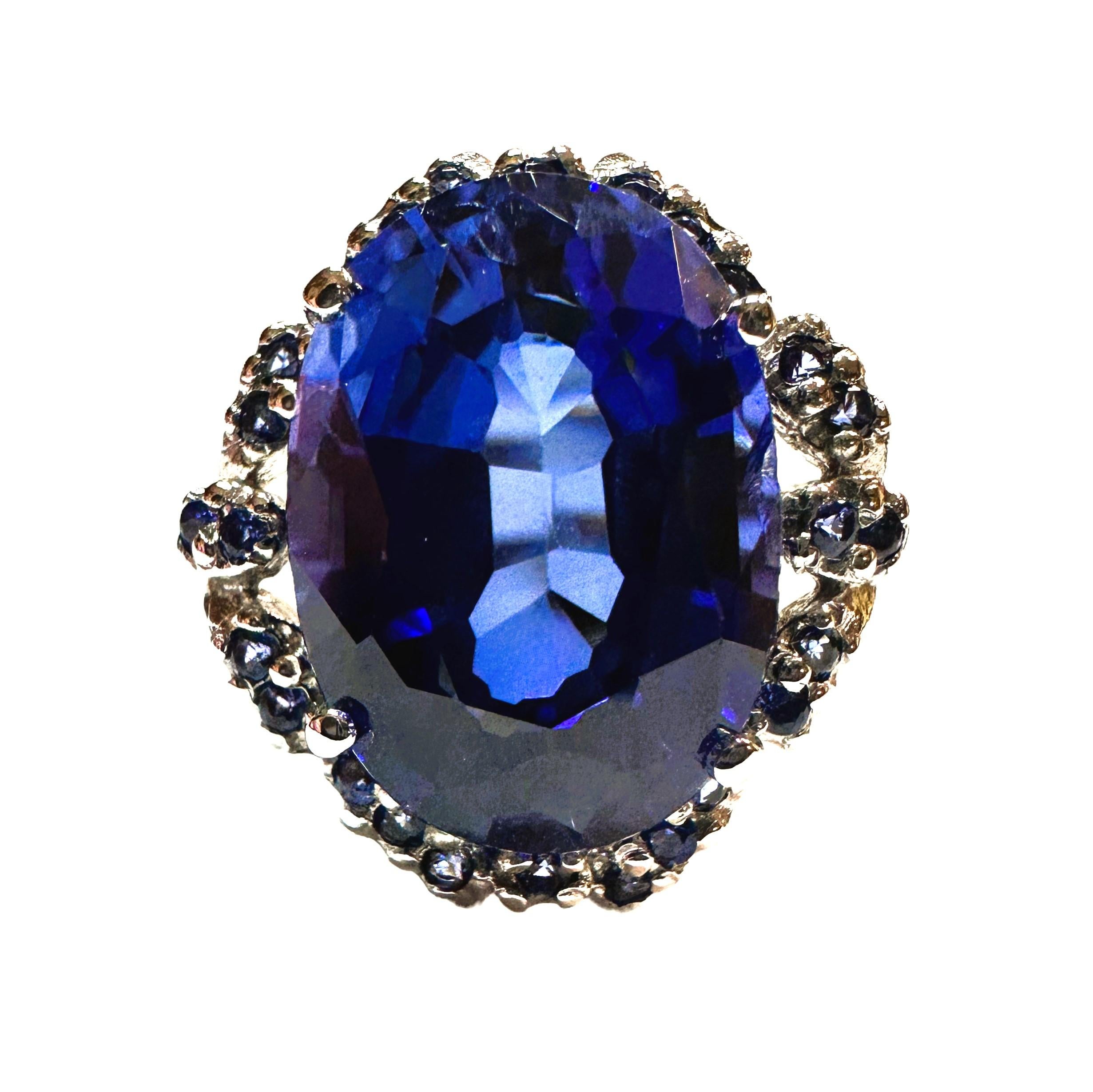 Der Ring ist eine Größe 6.5 und hat nur eine schöne und brillante Saphir Stein.  Es ist ein hochwertiger Stein.  Der Stein ist ein oval geschliffener Stein und hat ein Gewicht von 10,20 Karat.   Es misst 14,2 x 10,3 mm.  Der Stein ist auf dem Band