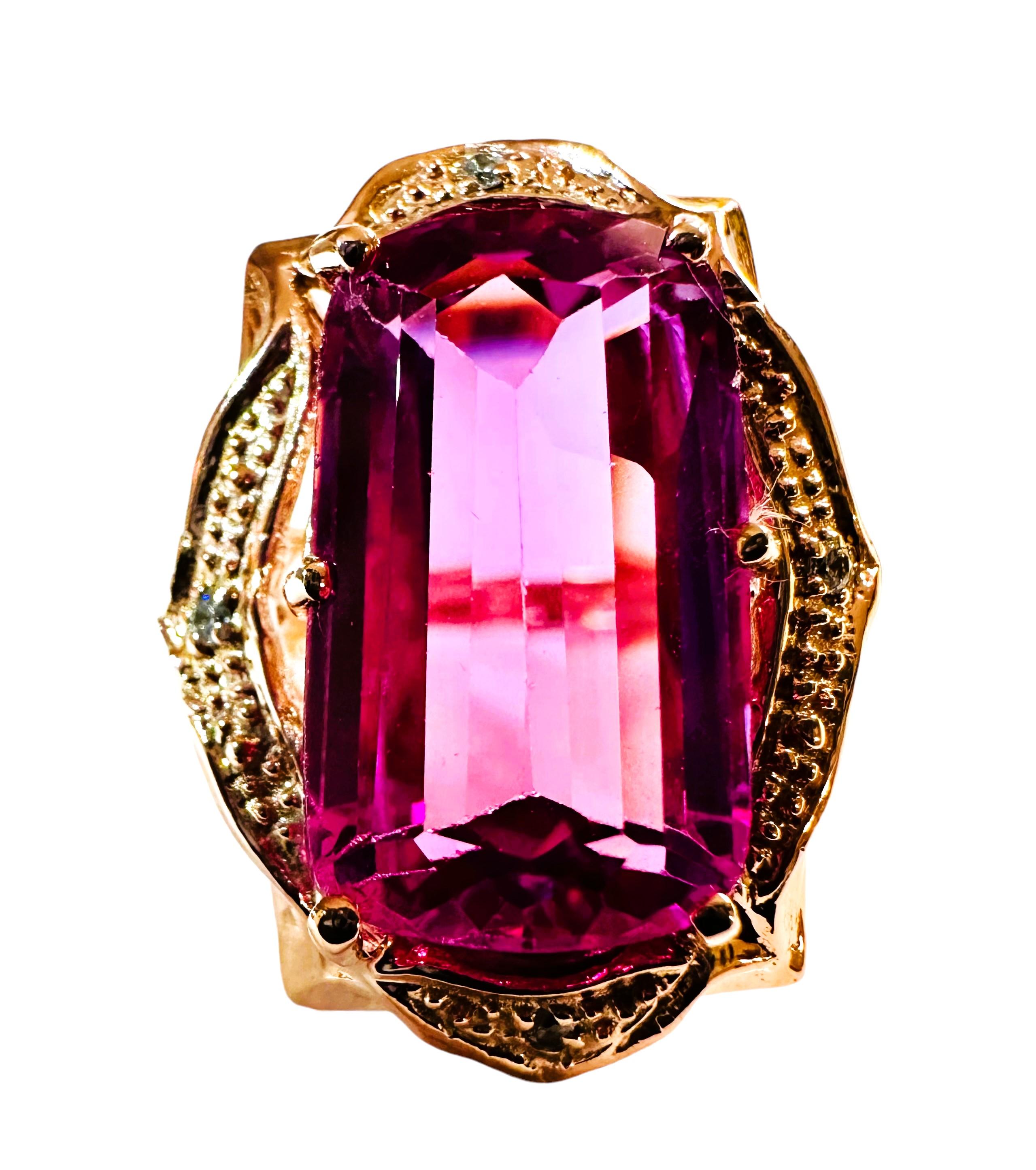 Ich liebe einfach die Farbe dieses Steins.   Und der Schliff des Steins ist einfach phänomenal!  Der Ring hat die Größe 6,25.  Sie stammt aus Sri Lanka und ist einfach köstlich.   Es ist ein sehr hochwertiger Stein.  Es ist eine Phantasie Baguette