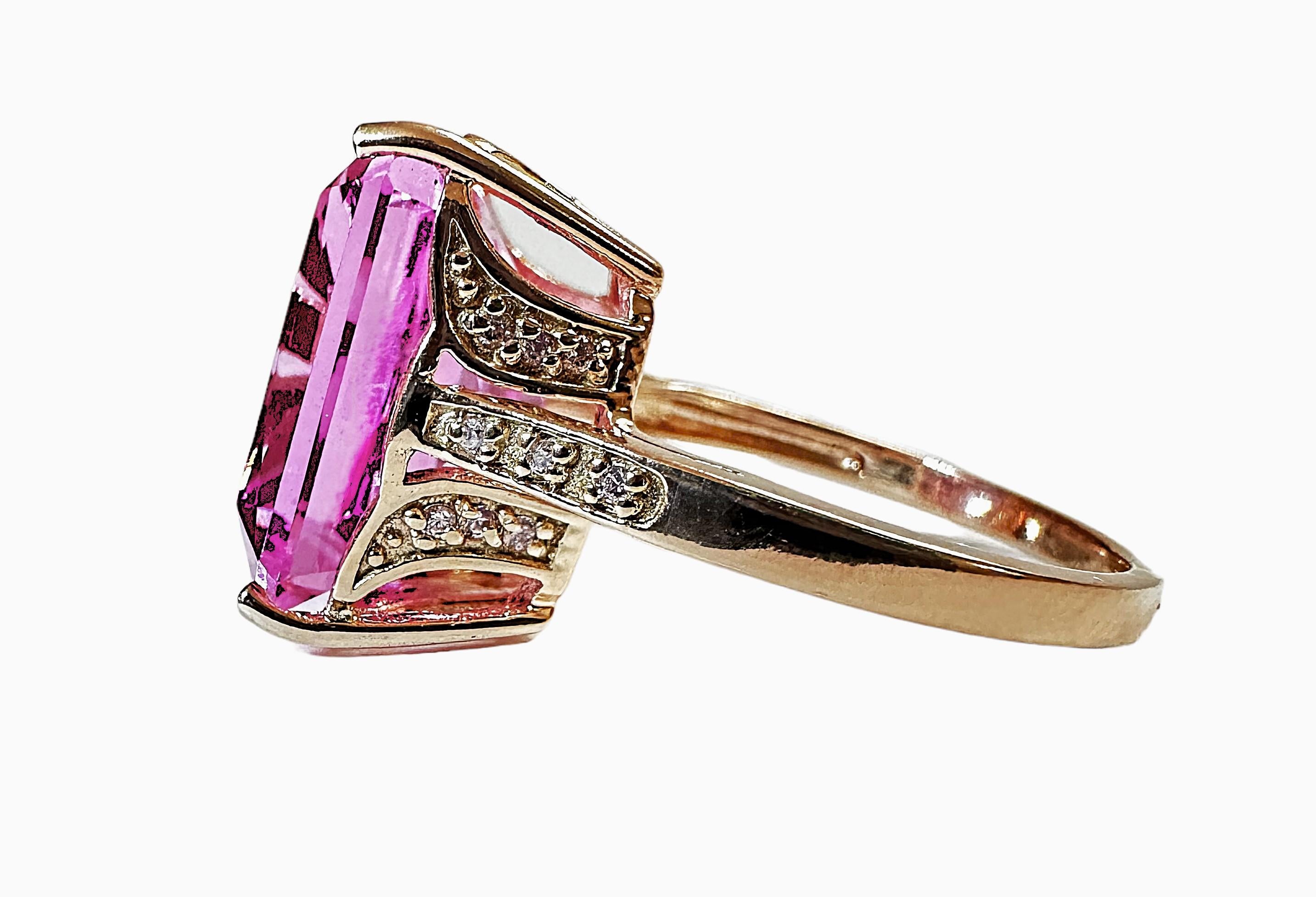 Ich liebe einfach die Farbe dieses Steins.   Und der Schliff des Steins ist einfach phänomenal!  Der Ring hat die Größe 7.   Sie stammt aus Sri Lanka und ist einfach köstlich.   Es ist ein sehr hochwertiger Stein.  Es ist ein ausgefallener Stein im