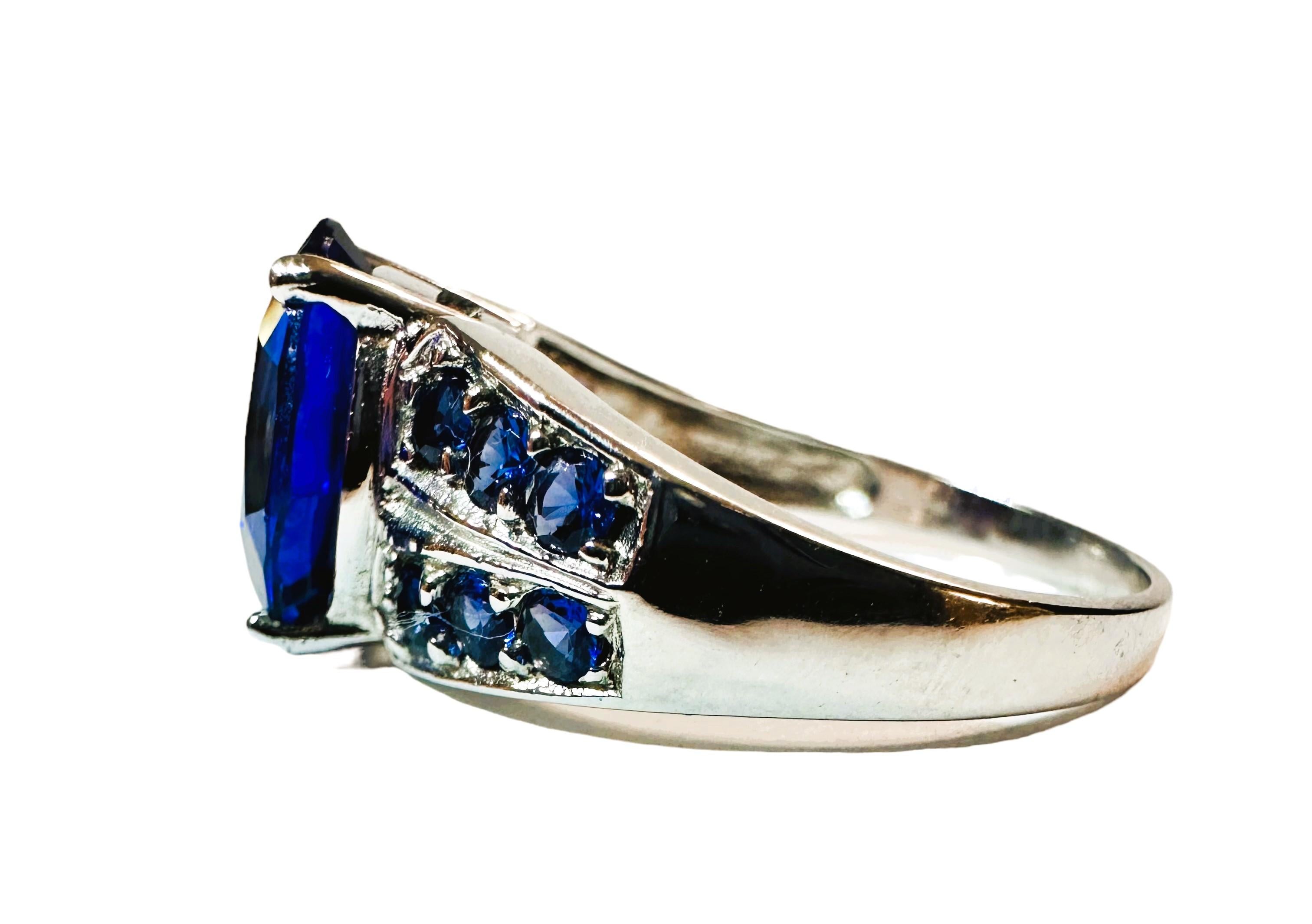 Was für ein schönes Design!  Der Ring hat die Größe 7,25.  Der Stein stammt aus Sri Lanka und ist einfach exquisit.  Es ist ein oval geschliffener Stein und hat 4.20 Karat.   Der Hauptstein ist 11,2 x 12 mm groß und hat winzige blaue Saphire im