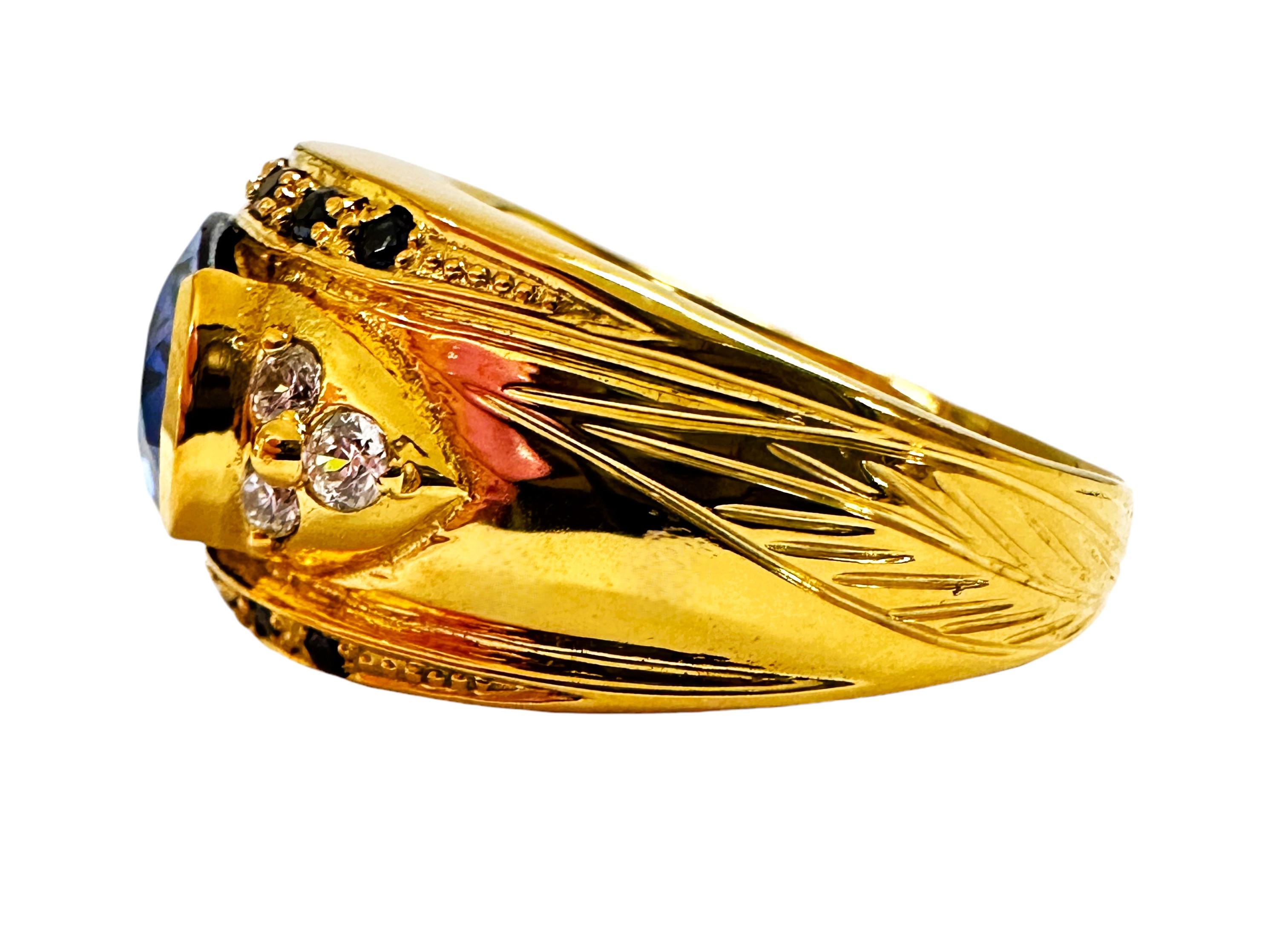 Der Ring ist eine Größe 8,5 und ist einfach atemberaubend  Es ist ein hochwertiger Stein.  Der Stein ist ein oval geschliffener Stein und hat ein Gewicht von 4,70 Karat.   Er misst 10 x 9 mm.  Der Stein wird von weißen Saphiren im Diamantschliff