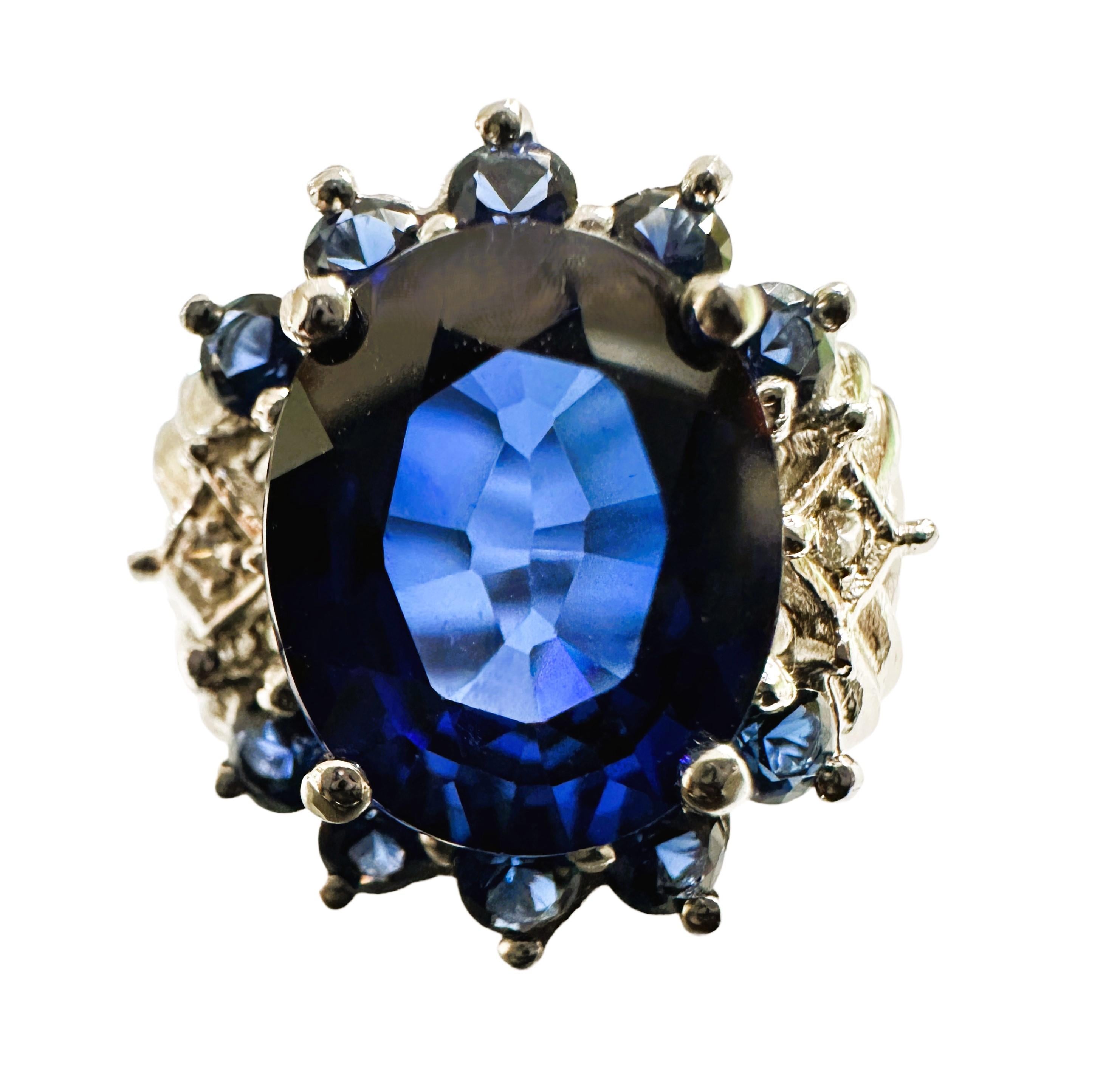 Der Ring ist eine Größe 6.5 und hat nur eine schöne und brillante Saphir Stein.  Es ist ein hochwertiger Stein.  Der Stein ist ein ovaler Stein und hat ein Gewicht von 4,80 Karat.   Er misst 11,2 x 9,2 mm.  Der Stein hat einen Diamantschliff  blau,