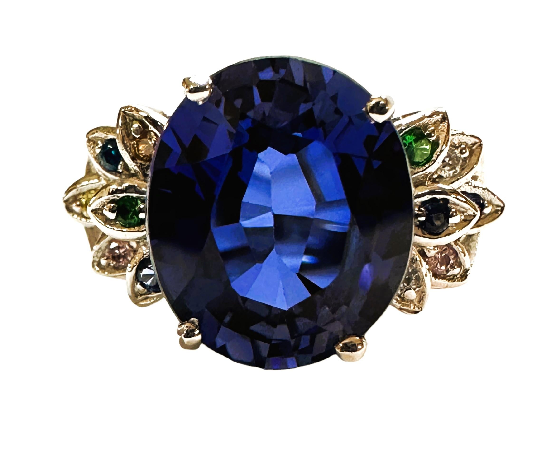 Der Ring ist eine Größe 7 und hat nur eine schöne und brillante Saphir Stein.  Es ist ein hochwertiger Stein.  Der Stein ist ein oval geschliffener Stein und hat ein Gewicht von 5,90 Karat.   Er misst 12 x 10,2 mm.  Der Stein hat einen