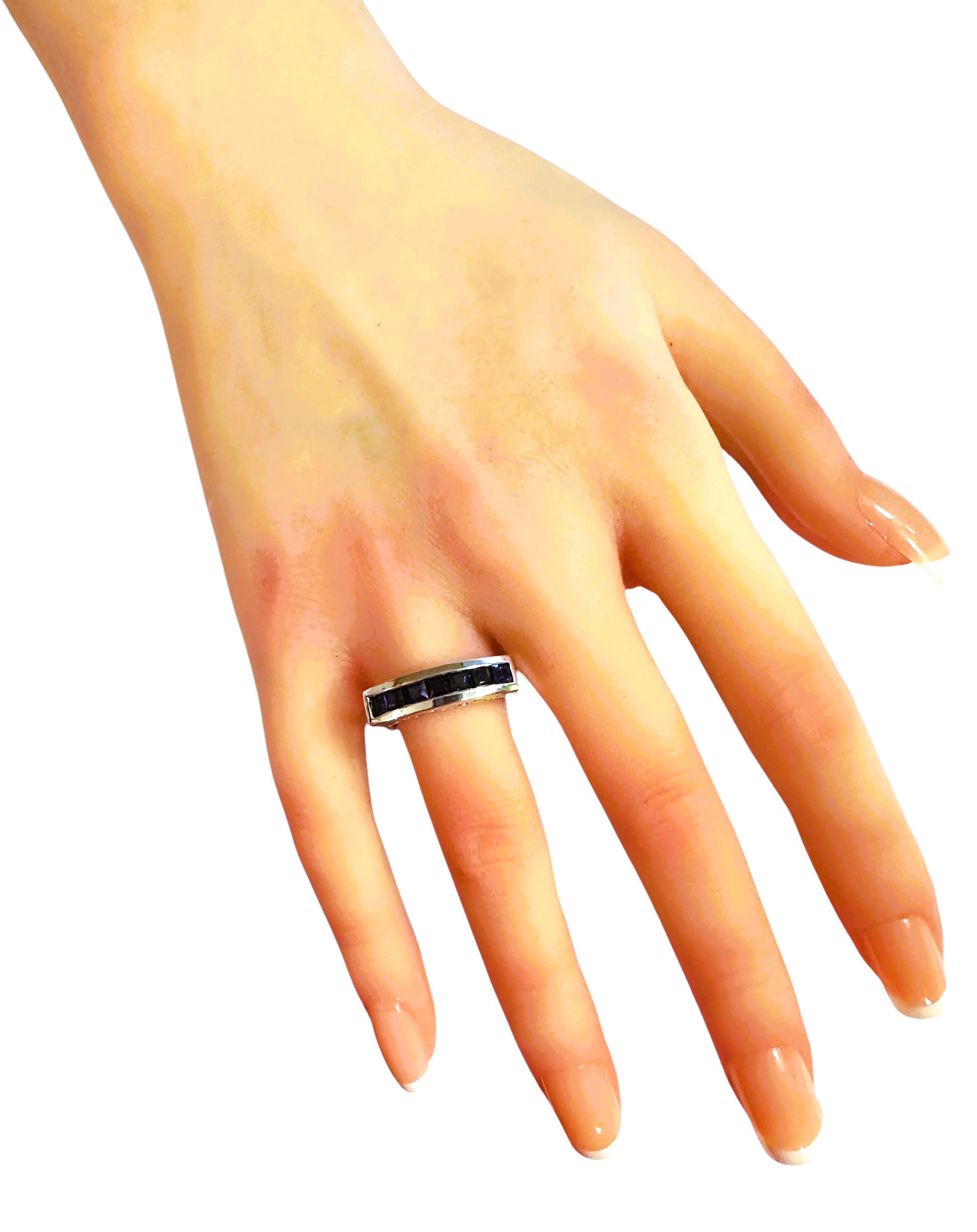 Cette bague est tout simplement magnifique !   C'est une taille 7.75.  Il contient 7 saphirs bleus de taille princesse qui totalisent 2,10 cts.  Les pierres mesurent 3 x 3 mm et sont serties dans un magnifique anneau en argent sterling.  La bague