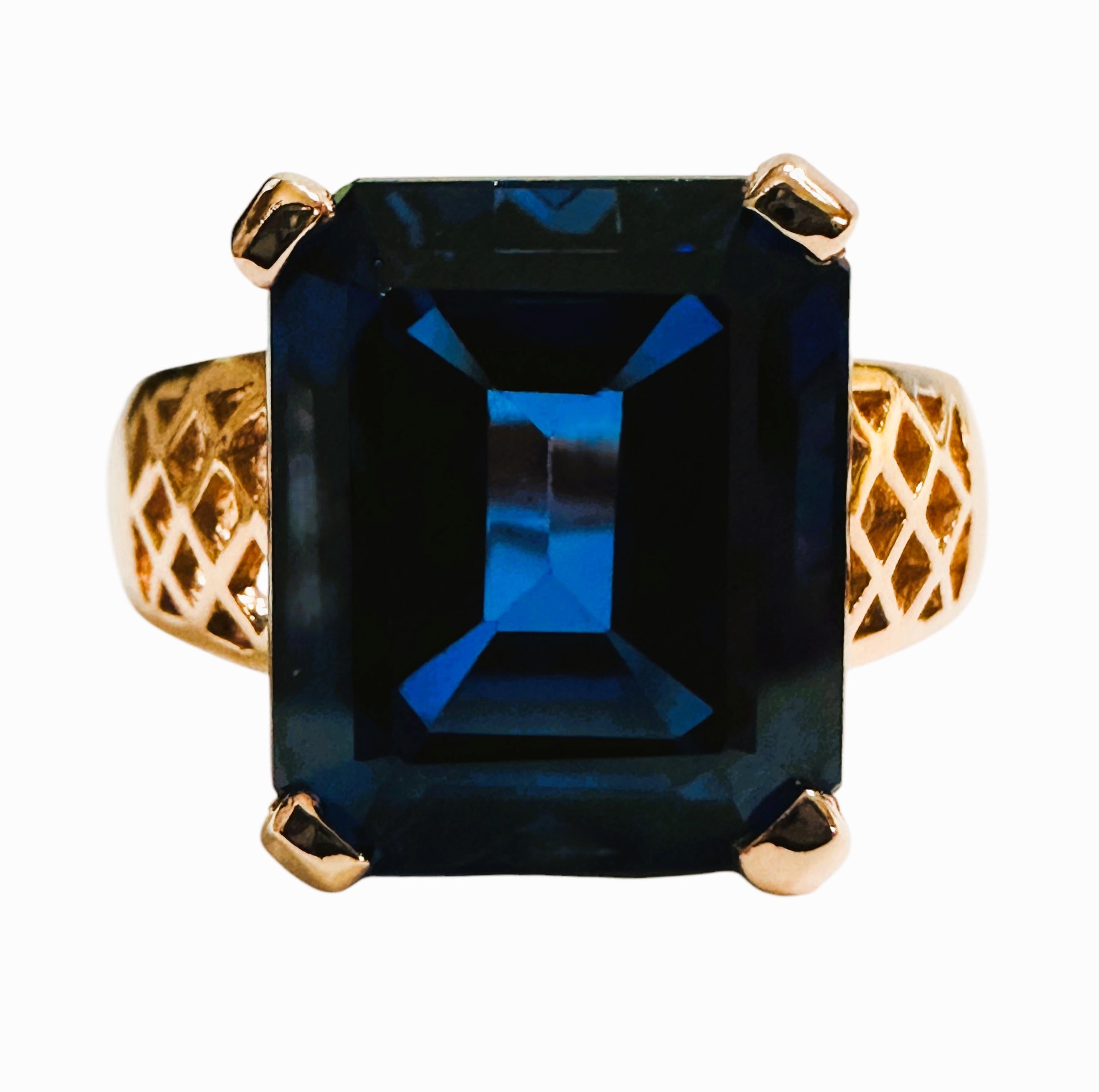 La pietra proviene dallo Sri Lanka ed è semplicemente squisita. La pietra è uno zaffiro blu intenso di 9,36 carati.  Si tratta di una pietra dal taglio smeraldo che misura 12 x 10 mm ed è inserita in una splendida montatura in filigrana di sterlina