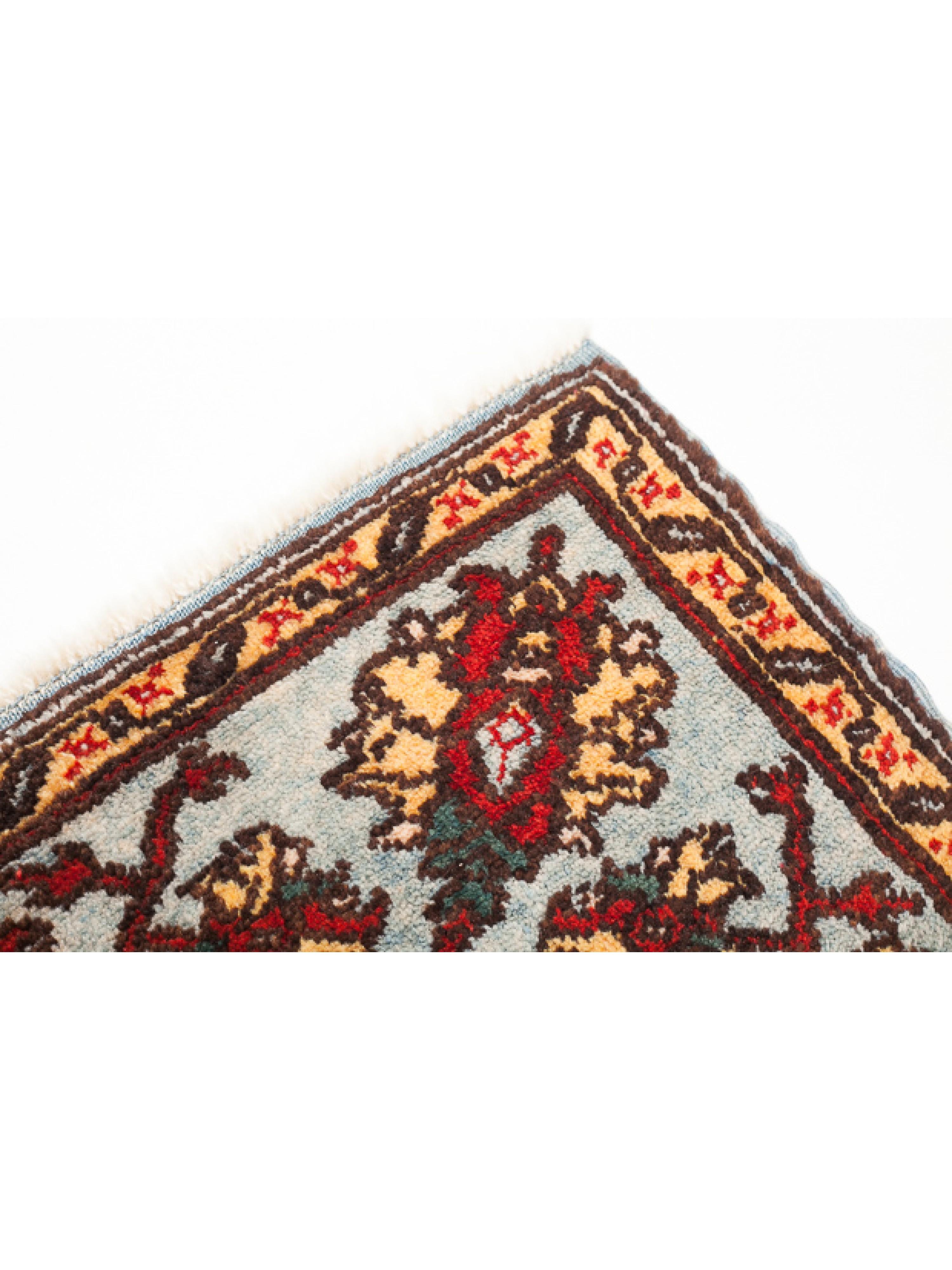 La procedencia de la alfombra procede del libro How to Read - Islamic carpets, Walter B. Denny, The Metropolitan Museum of Art, Nueva York 2014 fig.46-47 y Oriental Rugs, Volume 4 Turkish, Kurt Zipper y Claudia Fritzsche, Antique Collectors' Club,