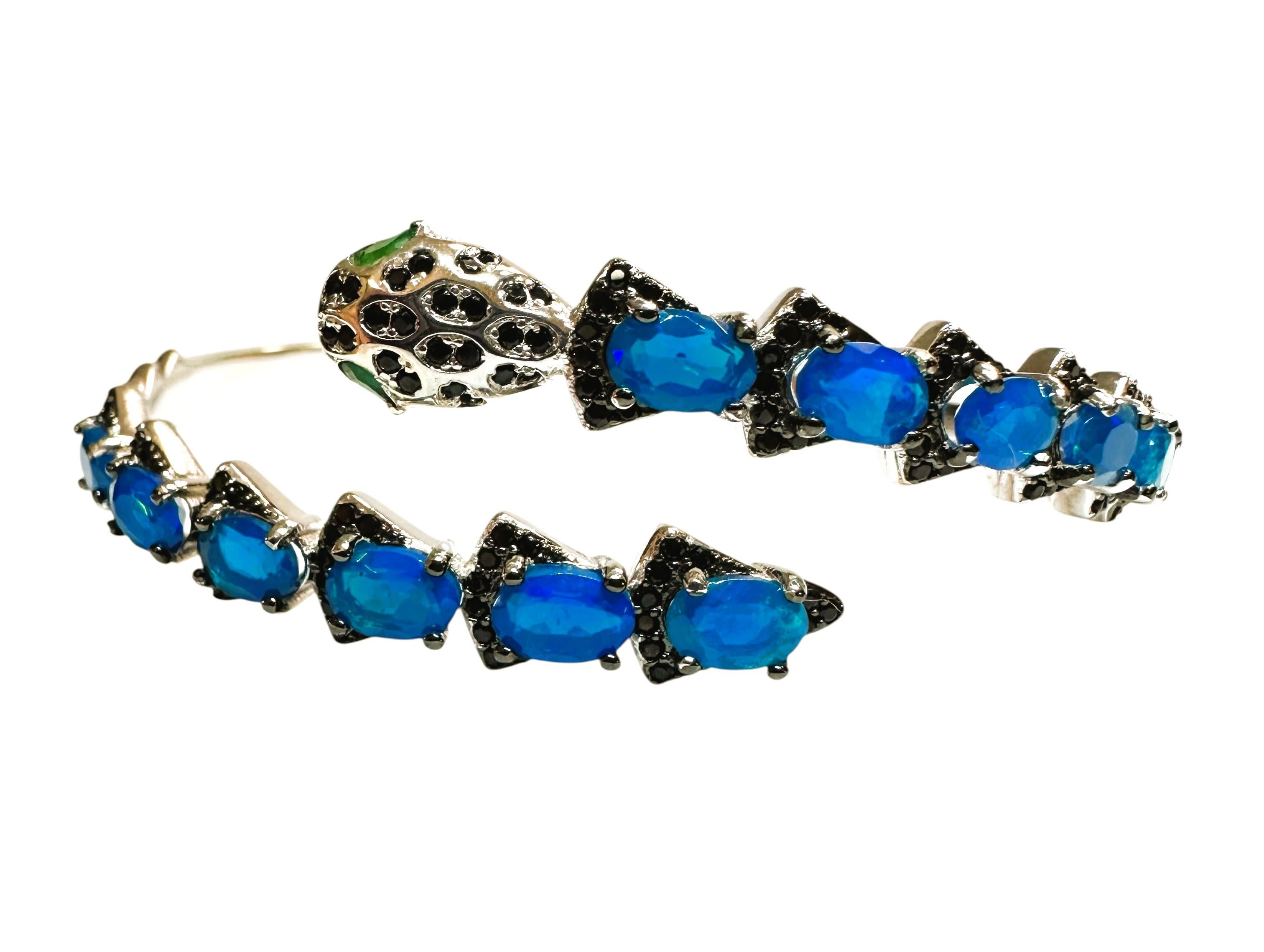 Ce bracelet est vraiment magnifique.  Il s'agit d'un véritable bracelet glamour.   Les pierres proviennent d'Éthiopie et sont des opales bleues de taille ovale mesurant 6 x 4 mm et totalisant 5,5 carats.  Le bracelet à tête de cobra est composé de