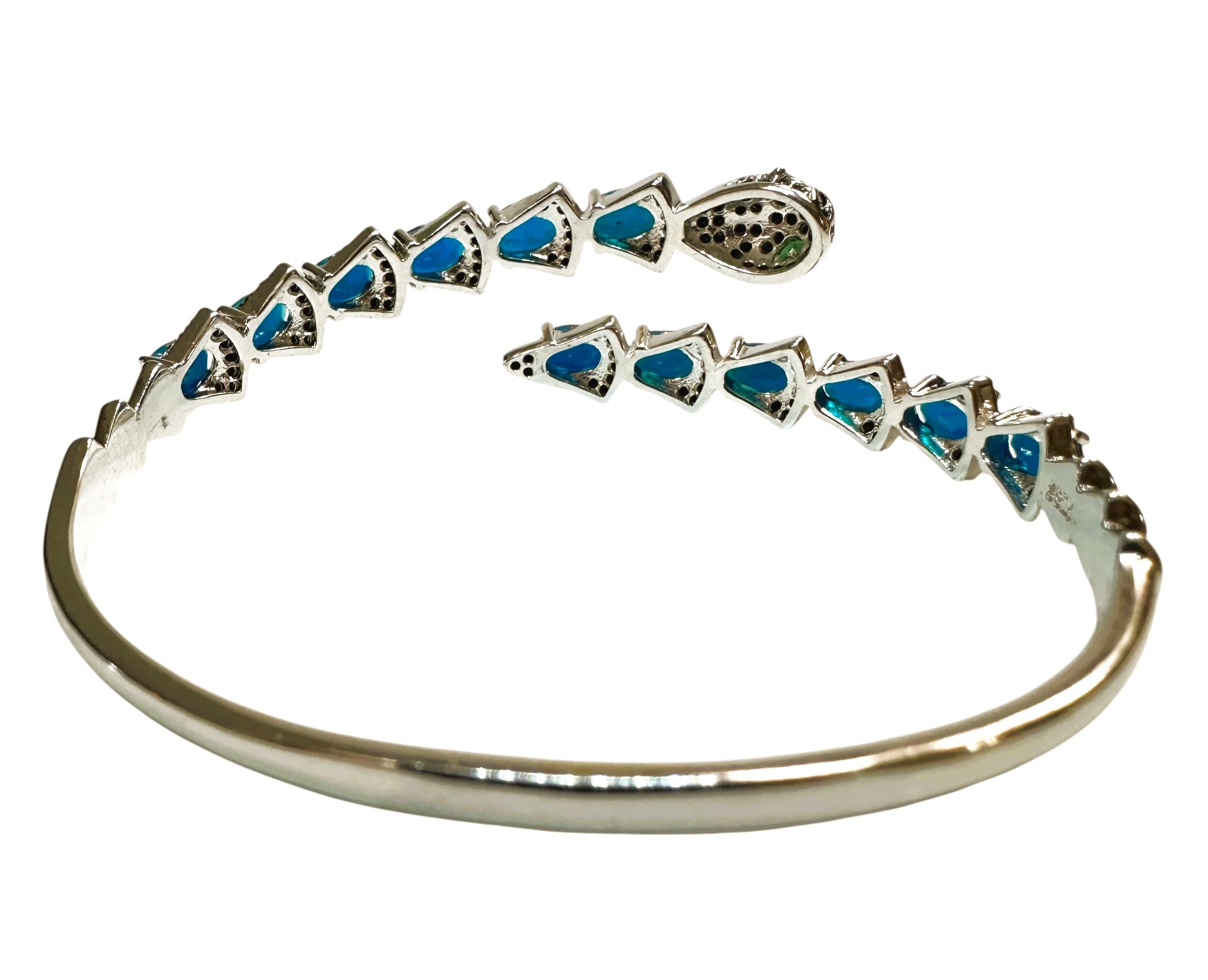 Taille ovale New Sterling 5.5 Carat Blue Opal & Diamond Cut Spinel Cobra Bracelet en vente