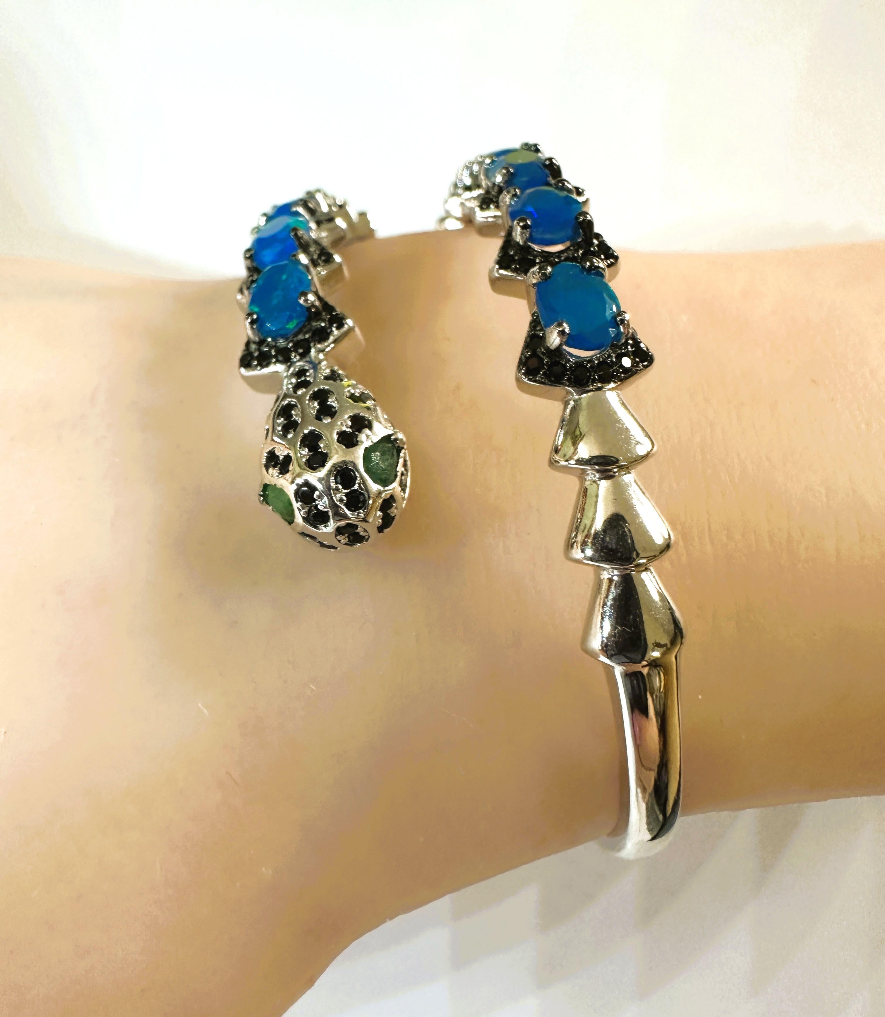 New Sterling 5.5 Carat Blue Opal & Diamond Cut Spinel Cobra Bracelet en vente 3