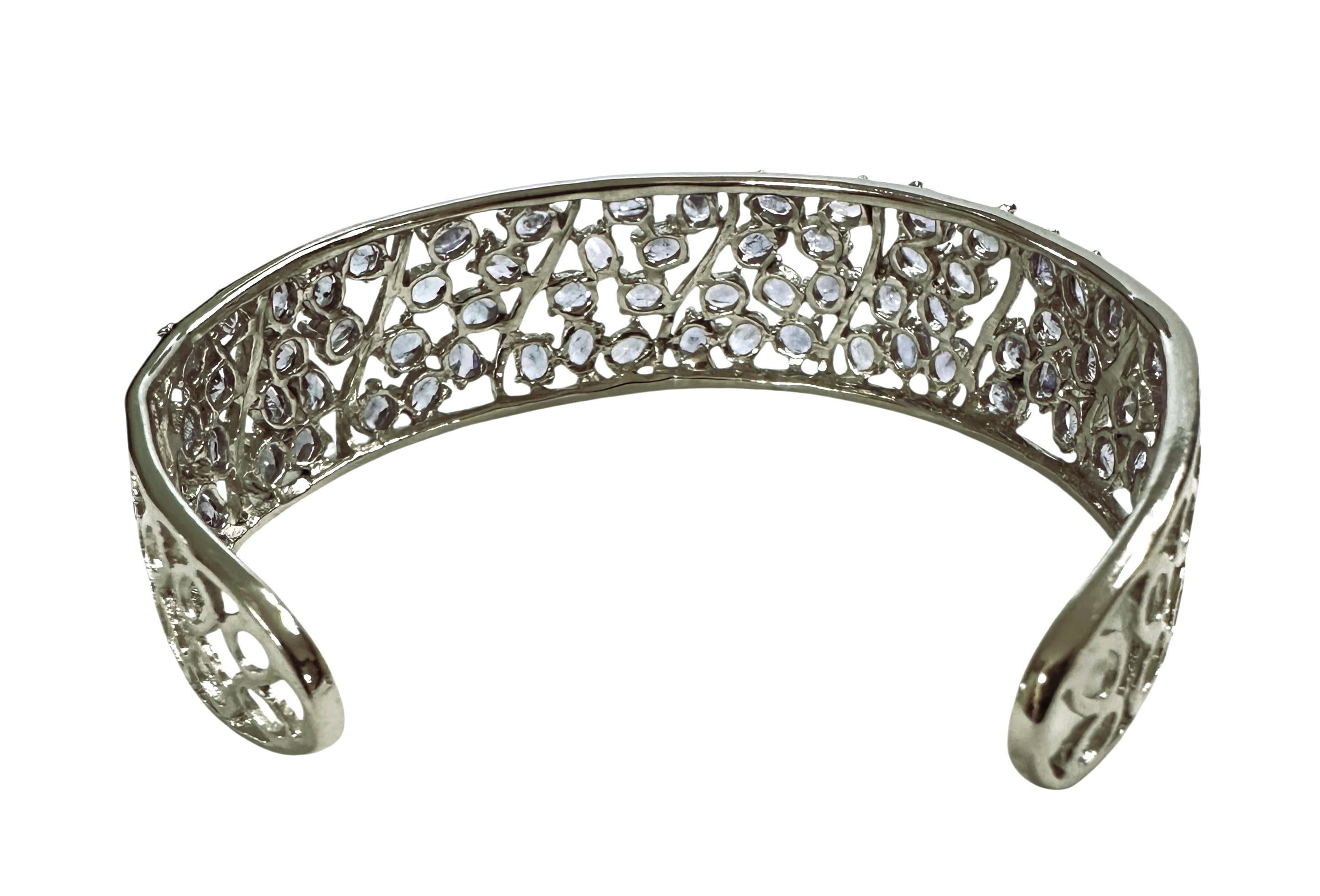 Ce bracelet est vraiment magnifique.  Il s'agit d'un véritable bracelet glamour.   Les pierres proviennent de Tanzanie et sont de taille ronde ou ovale.  Il mesure 2,5 pouces de diamètre et 17 mm de largeur.  Il peut également s'adapter à votre
