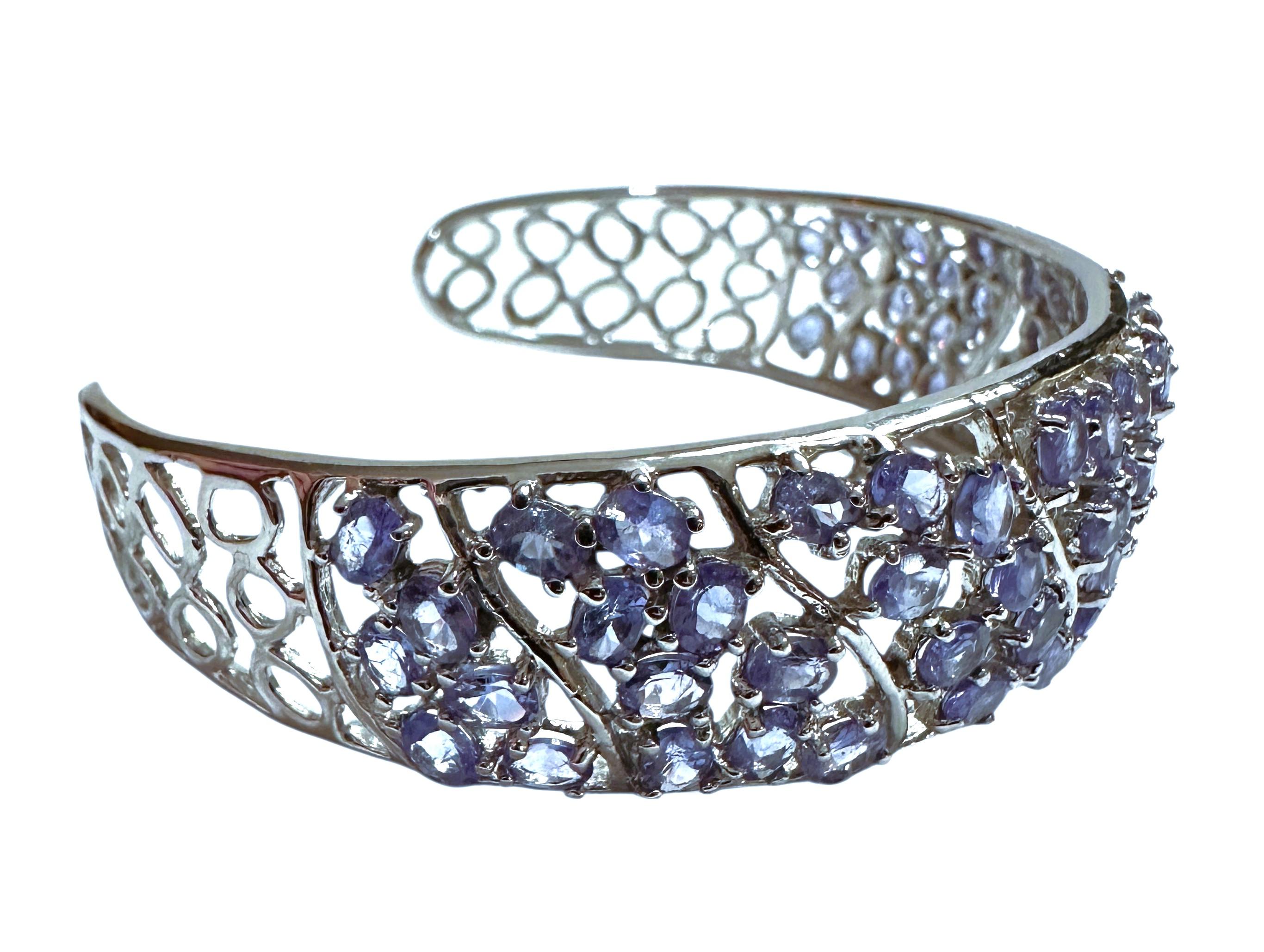 Taille ovale New Sterling Over 5 Carat Tanzanite Gemstone Cuff Bracelet - Intricate Design en vente