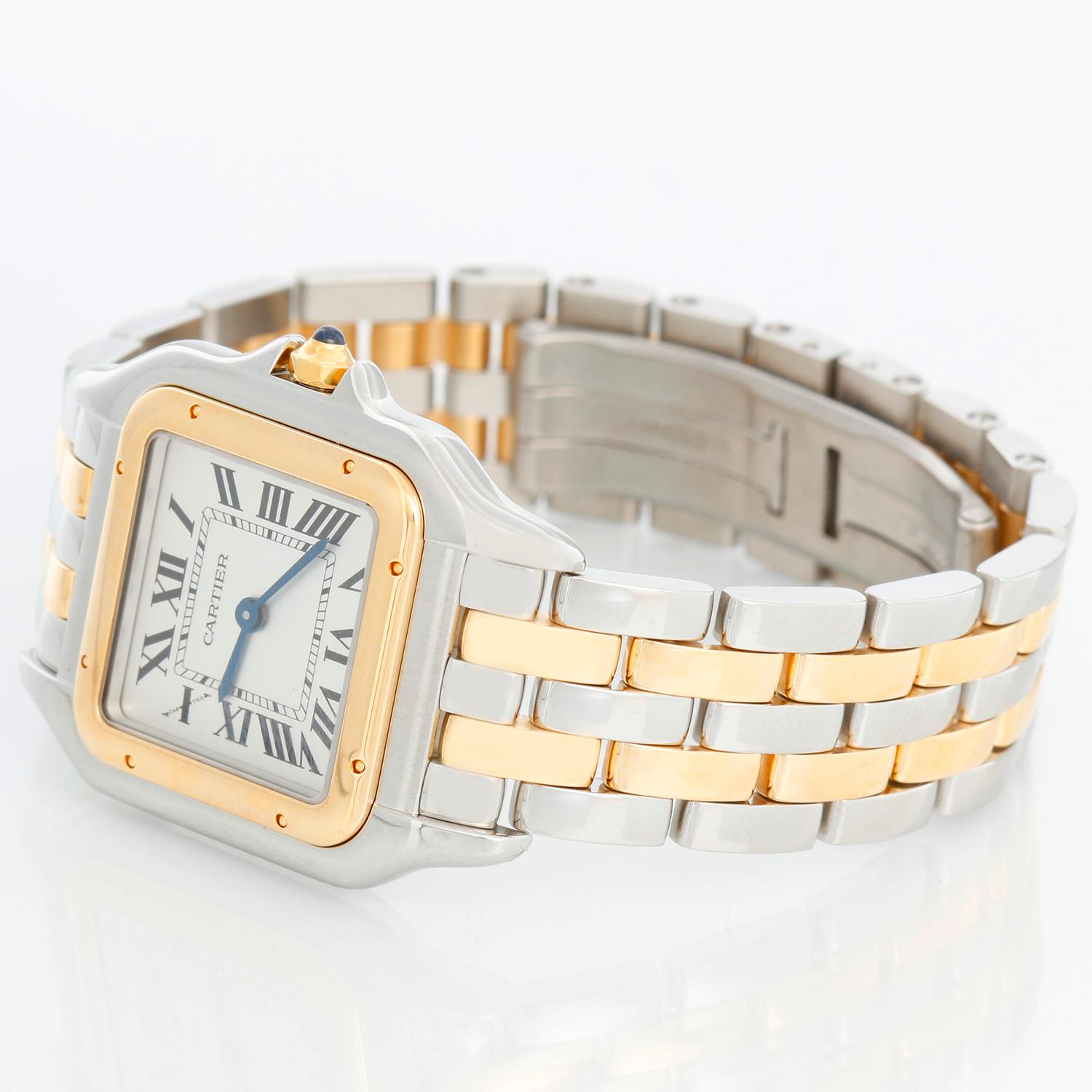 New Style Cartier Panthere 2-Tone 2-Row Medium Watch W2PN0007 - Quartz. Edelstahlgehäuse mit Lünette aus 18 Karat Gelbgold ( 29 mm x 37 mm ). Silberfarbenes Zifferblatt mit schwarzen römischen Ziffern. Panthere-Armband aus Edelstahl und 2-reihigem