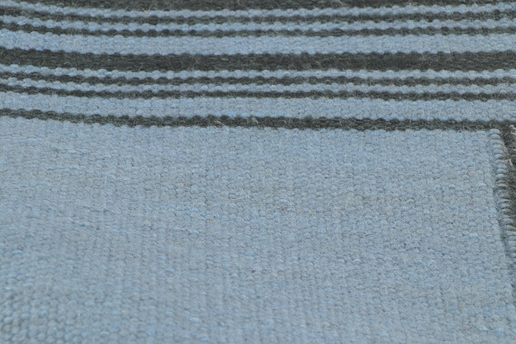 Skandinavisch-moderner schwedisch inspirierter Kilim-Teppich, Blått Rutmönster (Indisch) im Angebot