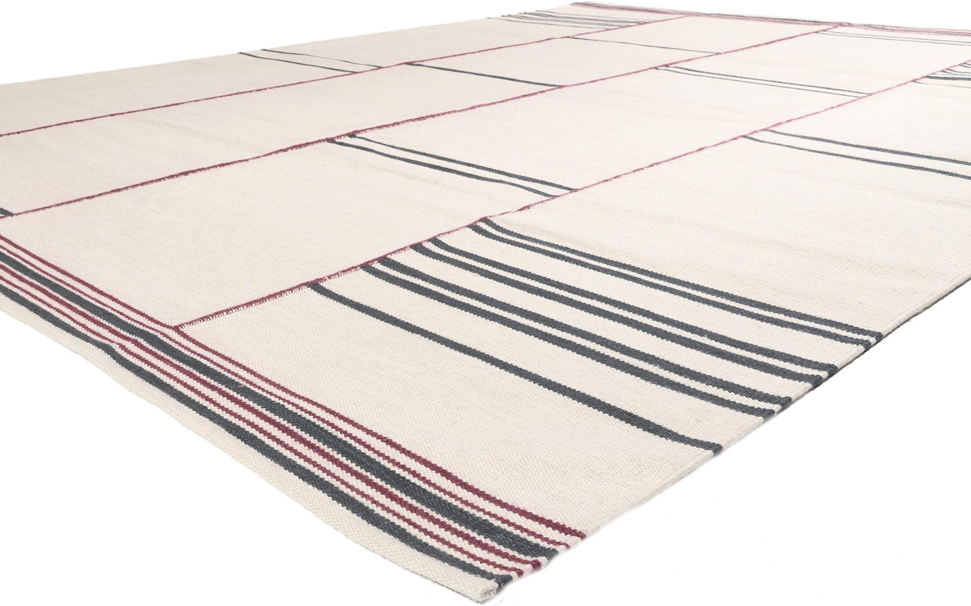 30958 Neuer schwedisch inspirierter Kilim Teppich, 10'01 x 12'10. Dieser handgewebte, schwedisch inspirierte Kilim-Teppich aus Wolle besticht durch seine Schlichtheit mit unglaublichen Details und Texturen. Das auffällige Leiterstreifenmuster und