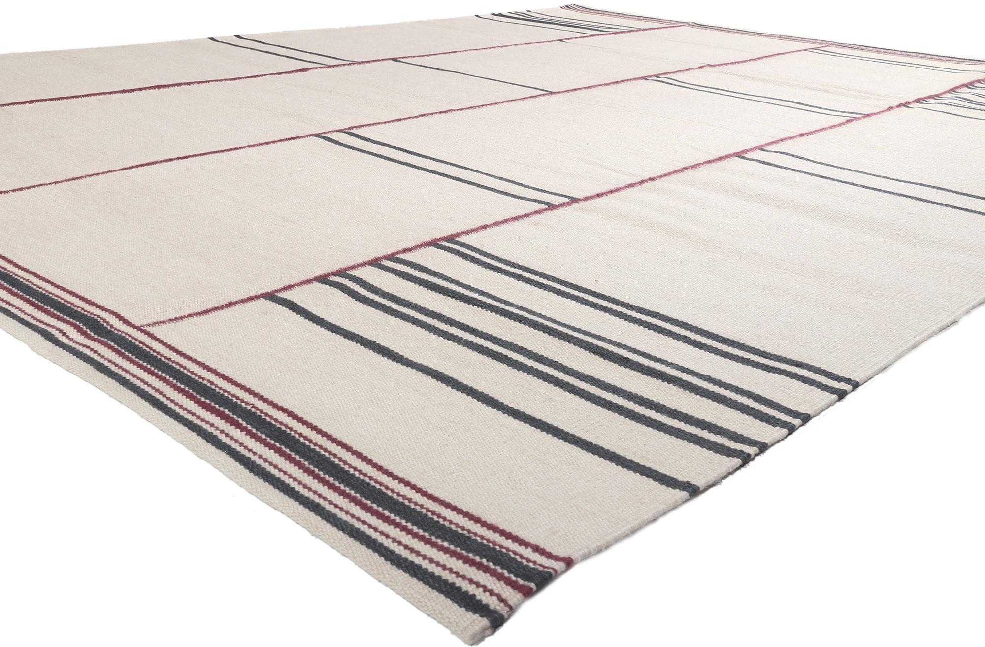 30959 Neuer schwedisch inspirierter Kilim-Teppich, 10'00 x 12'11.
Dieser handgewebte, schwedisch inspirierte Kilim-Teppich aus Wolle besticht durch seine Schlichtheit mit unglaublichen Details und Texturen. Das auffällige Leiterstreifenmuster und