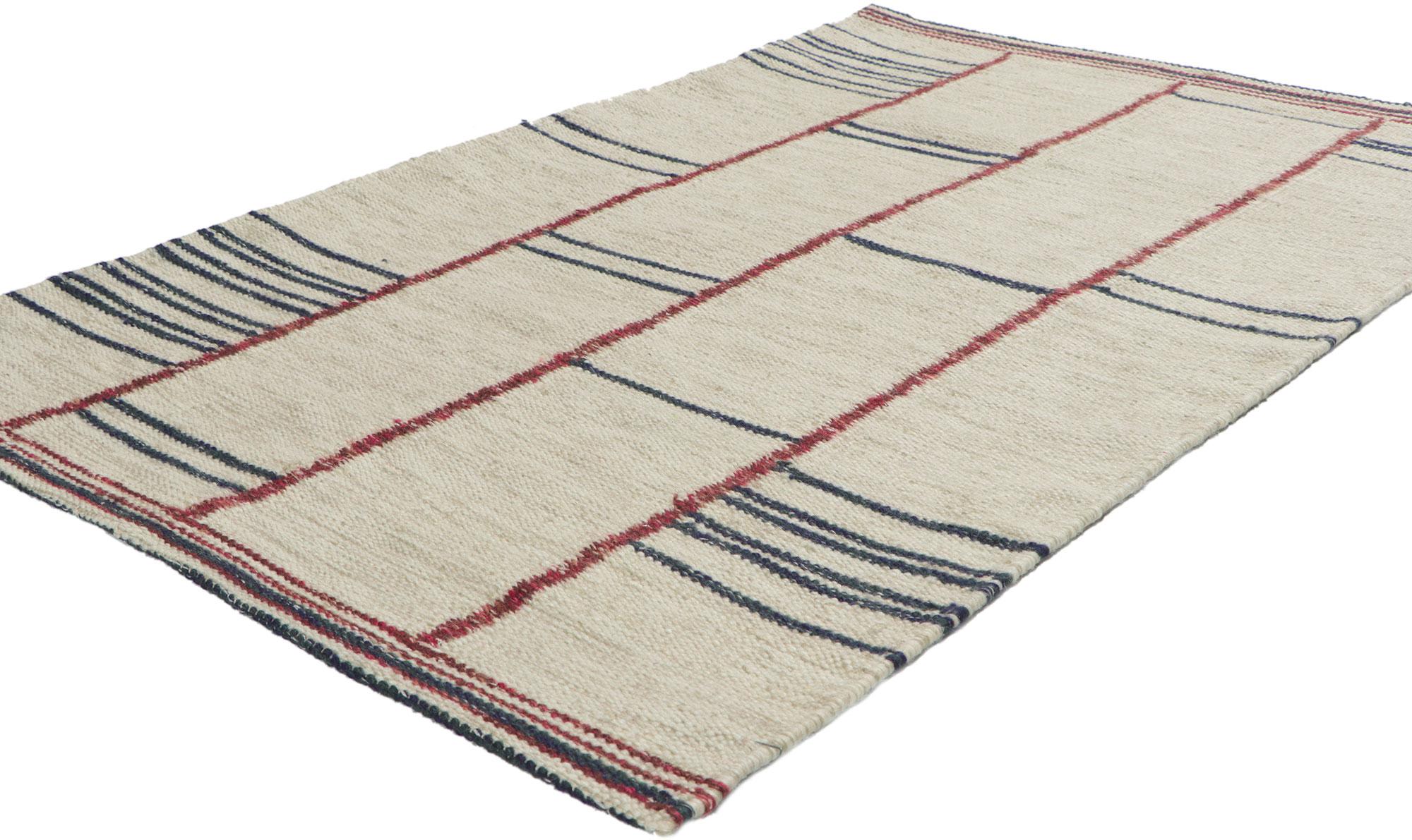 30805 Neuer schwedisch inspirierter Kilim-Teppich 03'00 x 04'10. Mit seiner linearen Kunstform und seiner ausgewogenen Asymmetrie vermittelt dieser handgewebte, schwedisch inspirierte Kilim-Teppich aus Wolle ein Gefühl der Behaglichkeit, ohne
