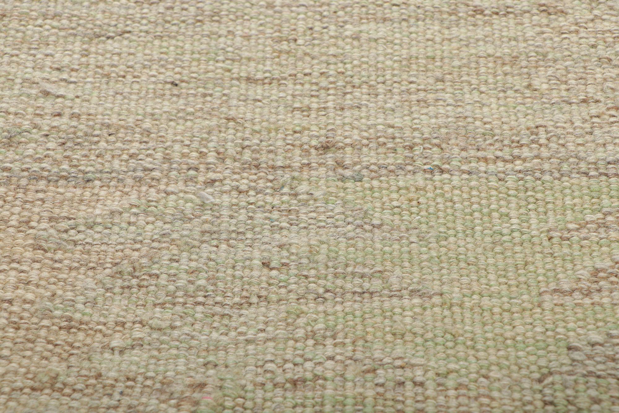 Schwedisch inspirierter Kilim-Teppich, organische Modernität trifft auf natürliche Eleganz im Zustand „Neu“ im Angebot in Dallas, TX