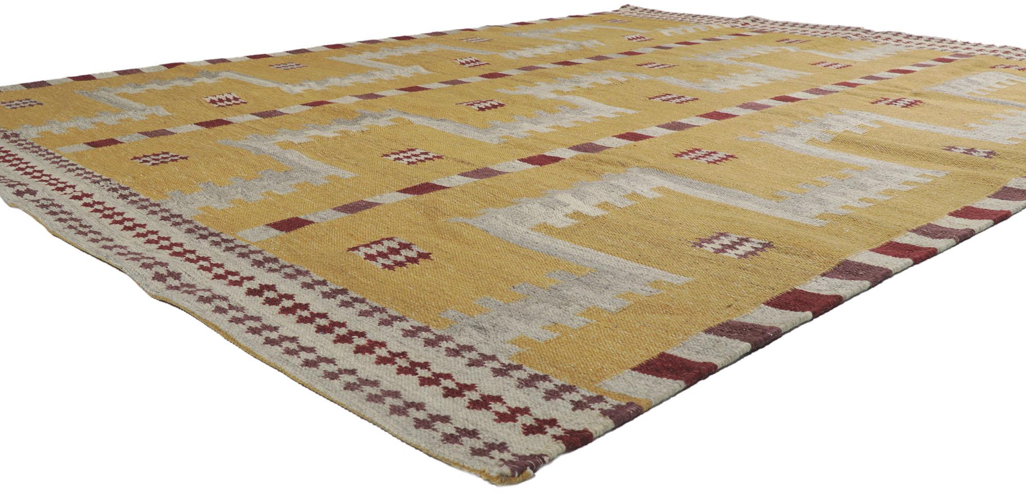 30674 Nueva Alfombra Kilim de Inspiración Sueca y Estilo Moderno Escandinavo 09'00 x 11'06. Con su diseño geométrico y su aire bohemio, esta alfombra Kilim sueca de lana tejida a mano encarna a la perfección la sencillez del estilo moderno