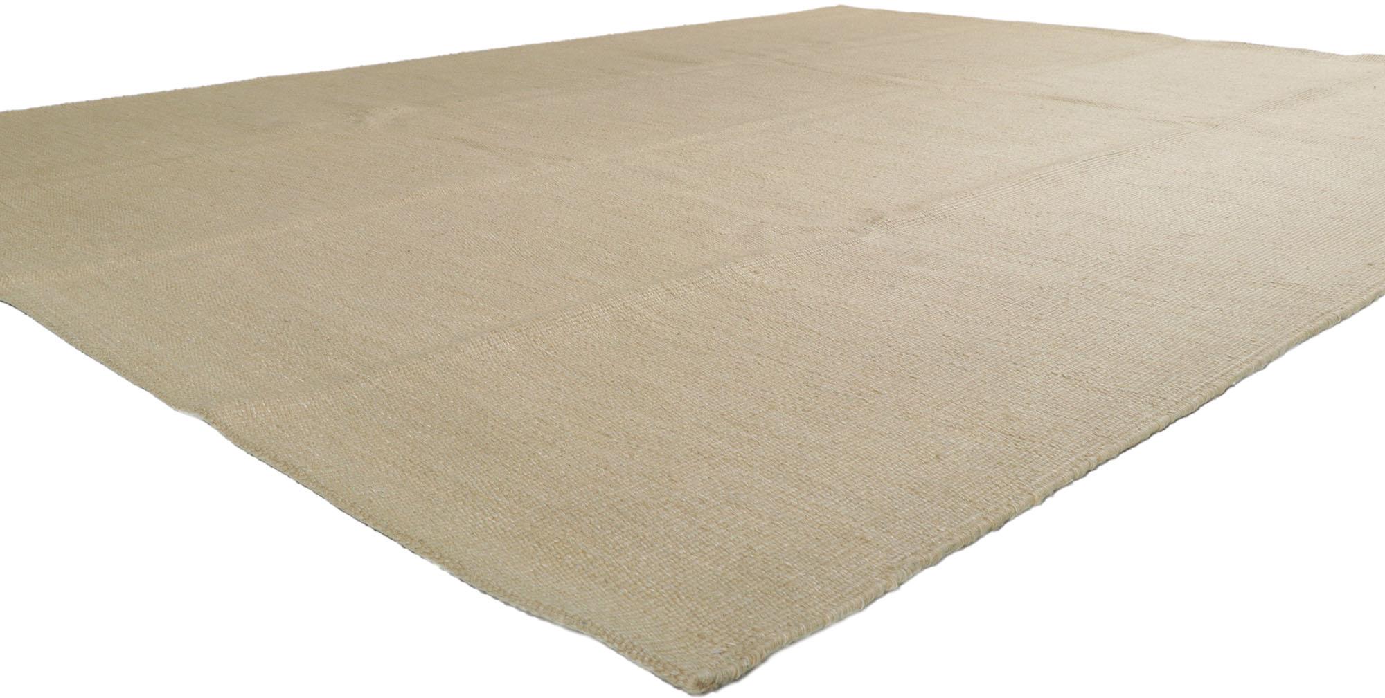 30685 Neuer schwedisch inspirierter Kilim-Teppich mit minimalistischem, skandinavisch modernem Stil 09'04 x 11'10. Mit seinem geometrischen Design und der minimalistischen Hygge-Atmosphäre verkörpert dieser handgewebte schwedische Kilim-Teppich aus