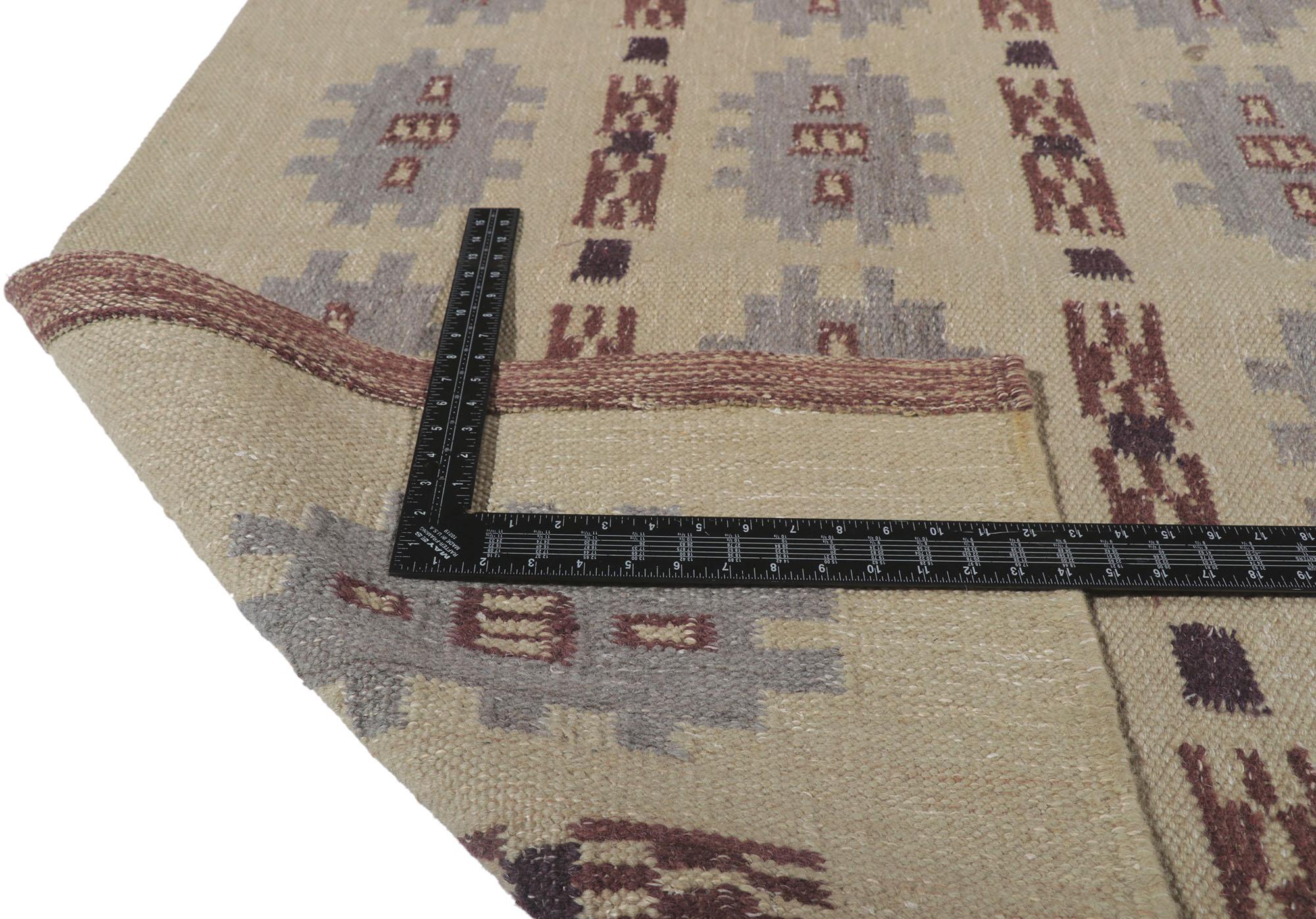 Schwedischer, inspirierter Kelim-Teppich im skandinavischen, modernen Stil (Handgewebt) im Angebot