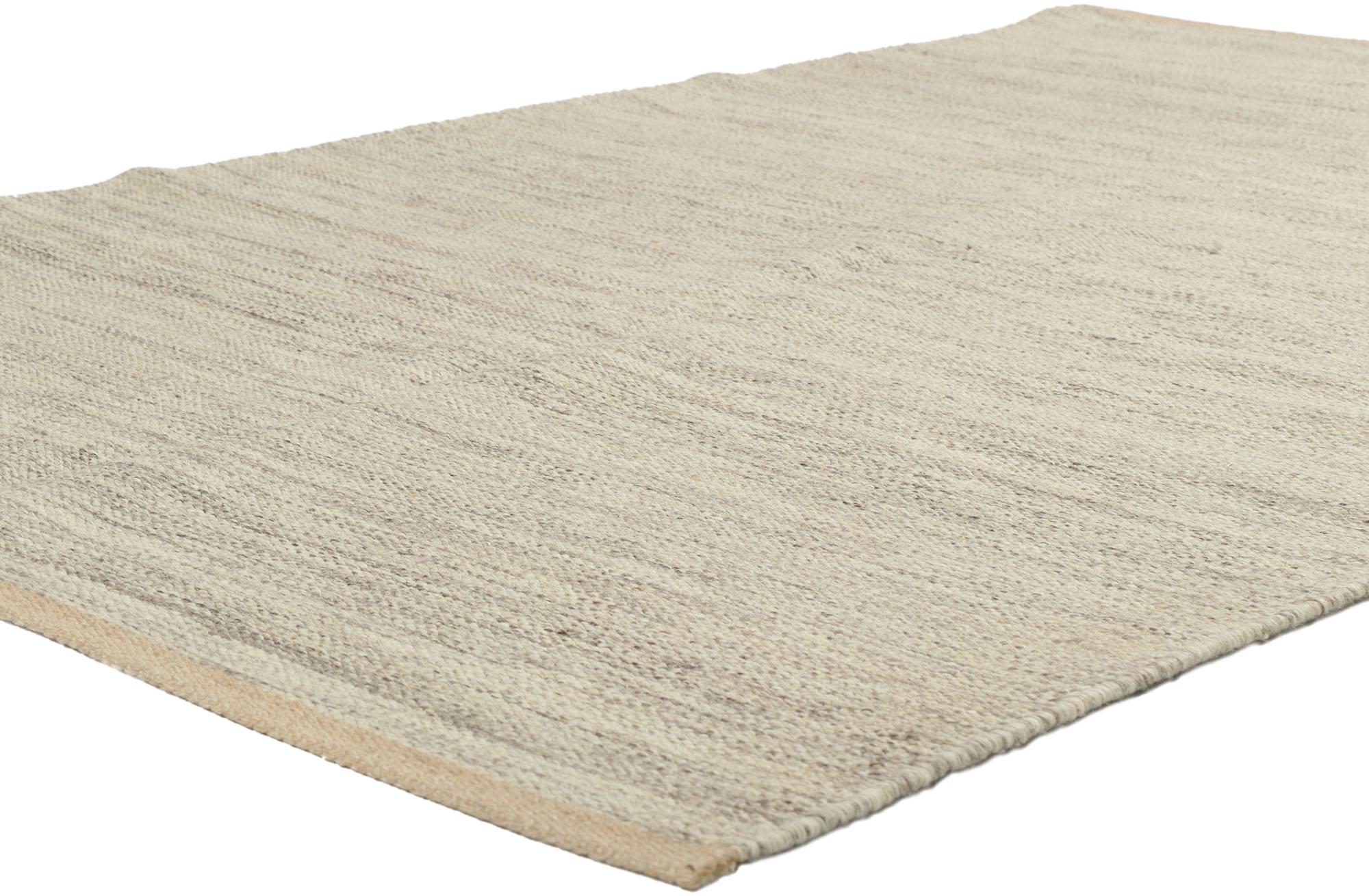 30698 Neuer schwedisch inspirierter Kilim-Teppich mit minimalistischem, skandinavisch modernem Stil 05'02 x 08'00. Dieser handgewebte, schwedisch inspirierte Kilim-Teppich aus Wolle ist warm und einladend und verkörpert auf wunderbare Weise die