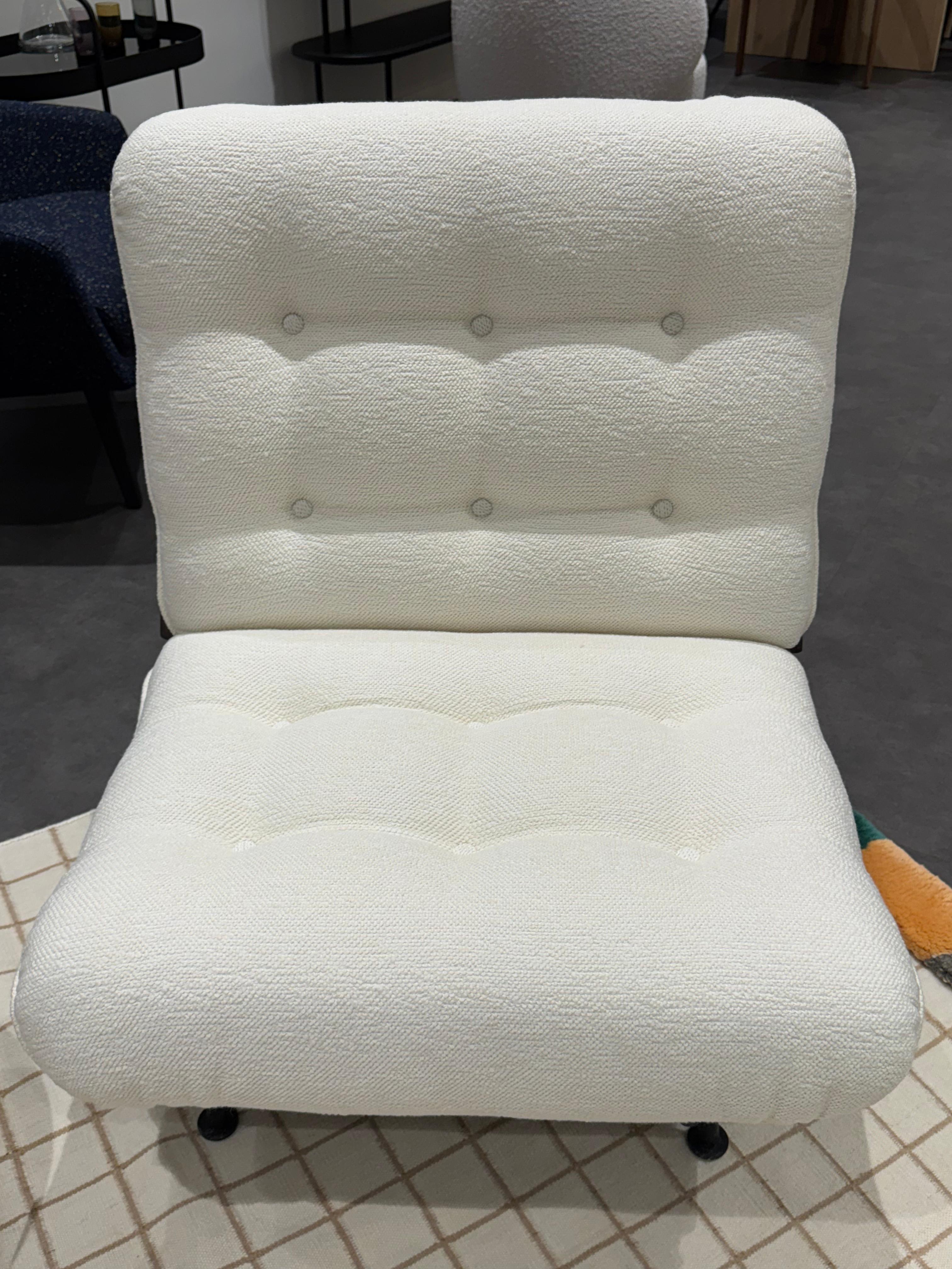 telaio in noce -
rivestito in Descampsia 11

Tacchini è lieta di rieditare Costela di Martin Eisler, icona del design brasiliano degli anni Cinquanta. Una poltrona elegante ma informale. Con la sua estetica sensuale, i materiali naturali e il design