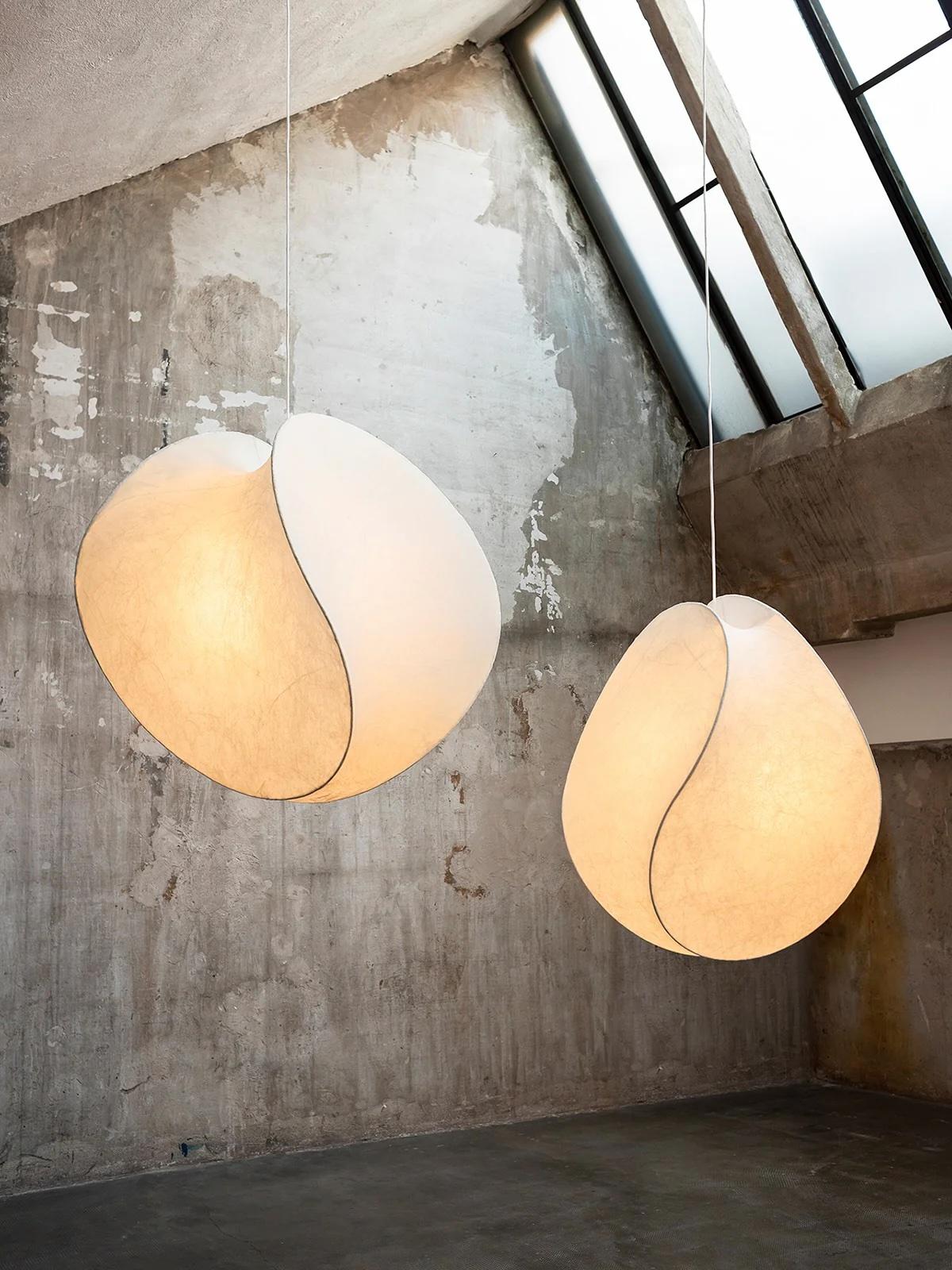 Equinox 90 cm - uno in magazzino
Ø 65 H 90 cm
Una luce densa e quasi misteriosa è filtrata da materiali morbidi e avvolgenti. La luminosità e le trasparenze fluttuano, creando ripetizioni di luci e ombre, pieni e vuoti. Ispirate alla Objects for
