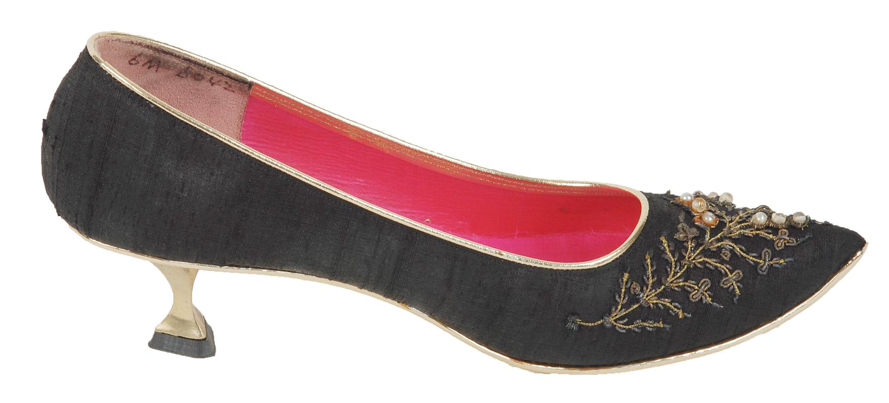 Brown New Taj of India Black Silk Harem Slipper Pump w Pyramid Kitten Heel – 6M, 1960s For Sale