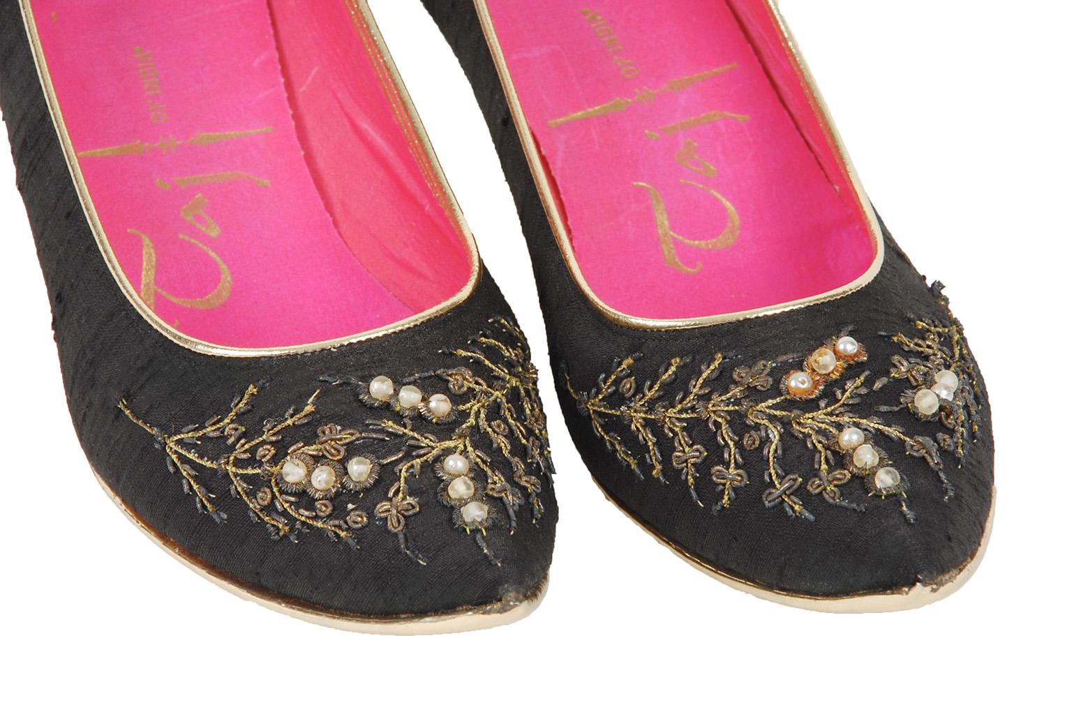 New Taj of India Black Silk Harem Slipper Pump w Pyramid Kitten Heel – 6M, 1960s In Excellent Condition For Sale In Tucson, AZ