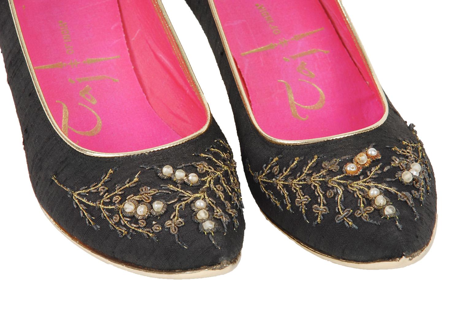 Neu Taj of India Schwarz Seide Harem Slipper Pumpe w Pyramide Kitten Heel - 6M, 1960er Damen im Angebot