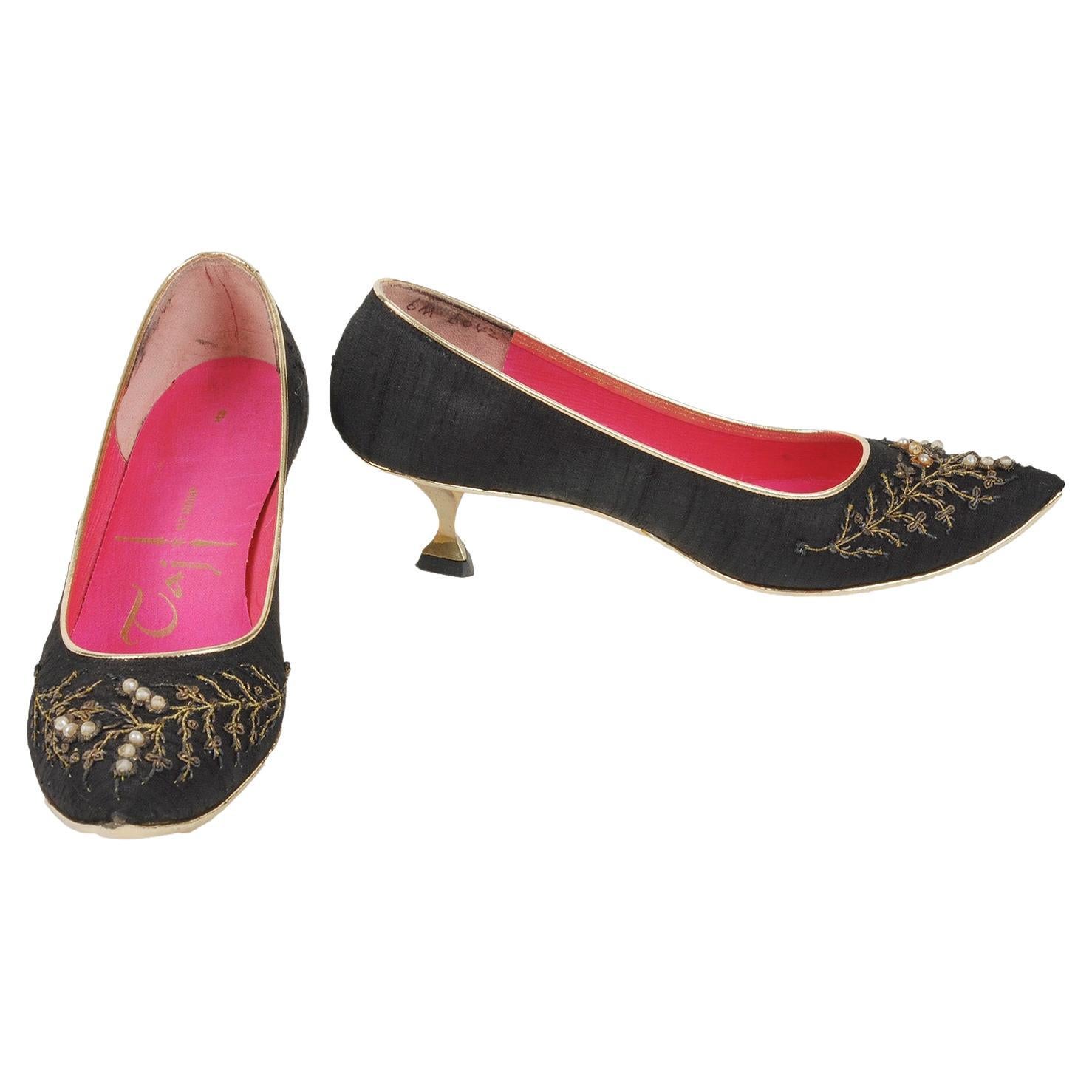 New Taj of India Black Silk Harem Slipper Pump w Pyramid Kitten Heel – 6M, 1960s For Sale